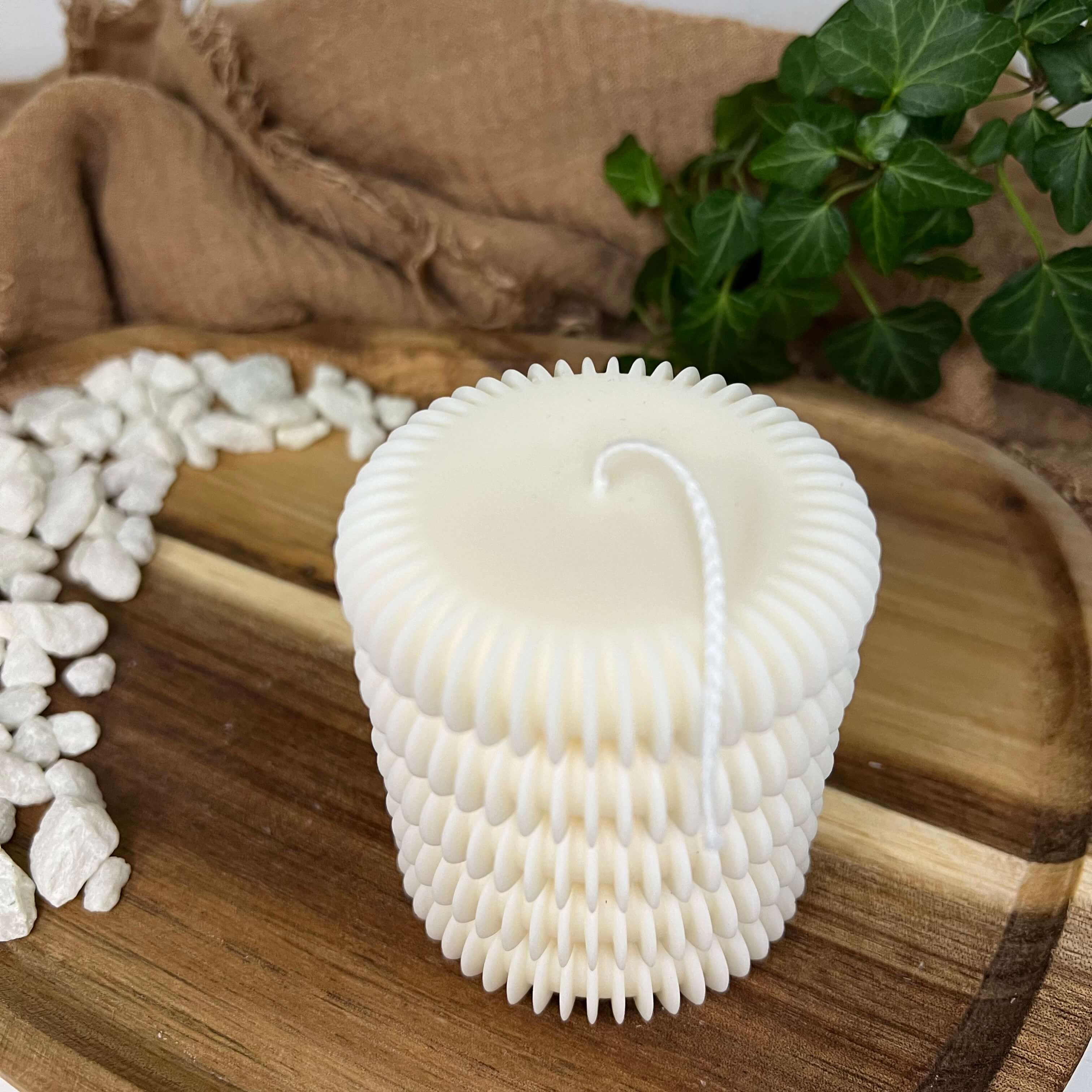 Die Aesthetic Luminosity Kerze ist perfekt als Osterkerze, Weihnachtskerze, Verlobungskerze und Hochzeitskerze geeignet mit ihrem einzigartigem und stilvollem Design. Sie ist handgefertigt aus Bio Sojawachs.