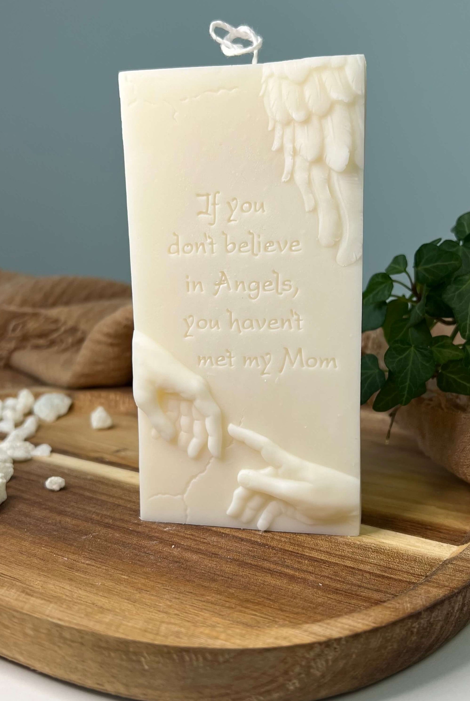 Zusehen ist die Angelic Whispers Kerze. Sie ist einzigartig, elegant und ästhetisch. Perfekt geeignet als Dekoration für jedes Zuhause. Dieses Unikat ist in verschieden Düften erhältlich.