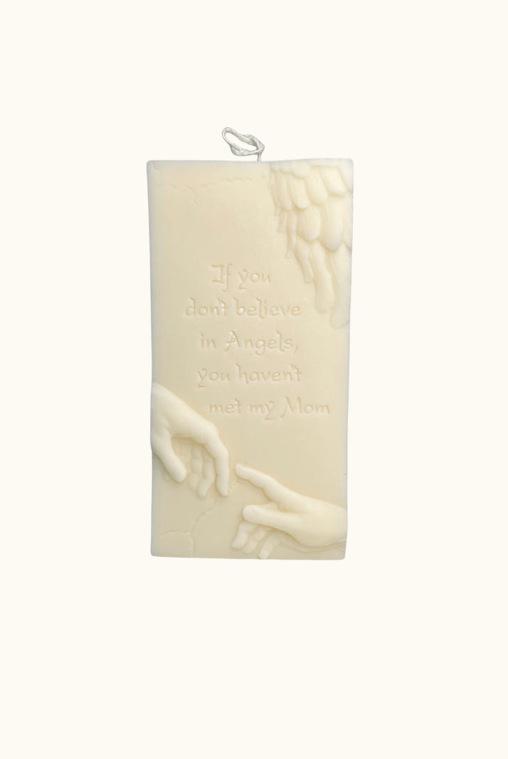 Hier ist unsere Angelic Whispers Kerze zusehen. Sie ist handgemacht aus hochwertigem Sojawachs. Dieses ist vegan, nachhaltig und umweltfreundlich. Sie hat keine schädlichen Inhaltsstoffe.