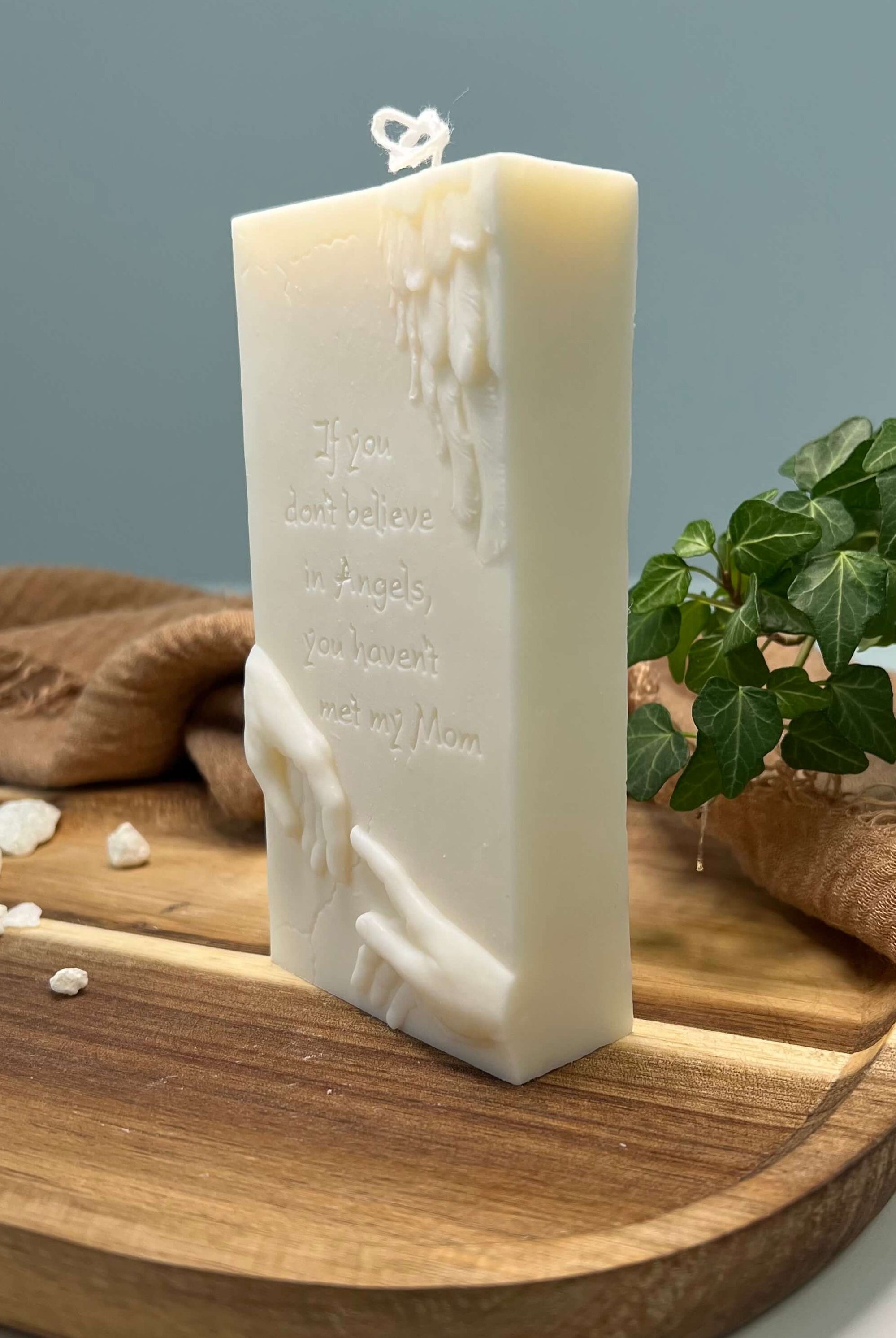 Die Angelic Whispers Kerze aus Sojawachs ist ideal als Muttertags Geschenk geeignet. Auch ist sie eine Weihnachtskerze, Osterkerze und Hochzeitskerze.