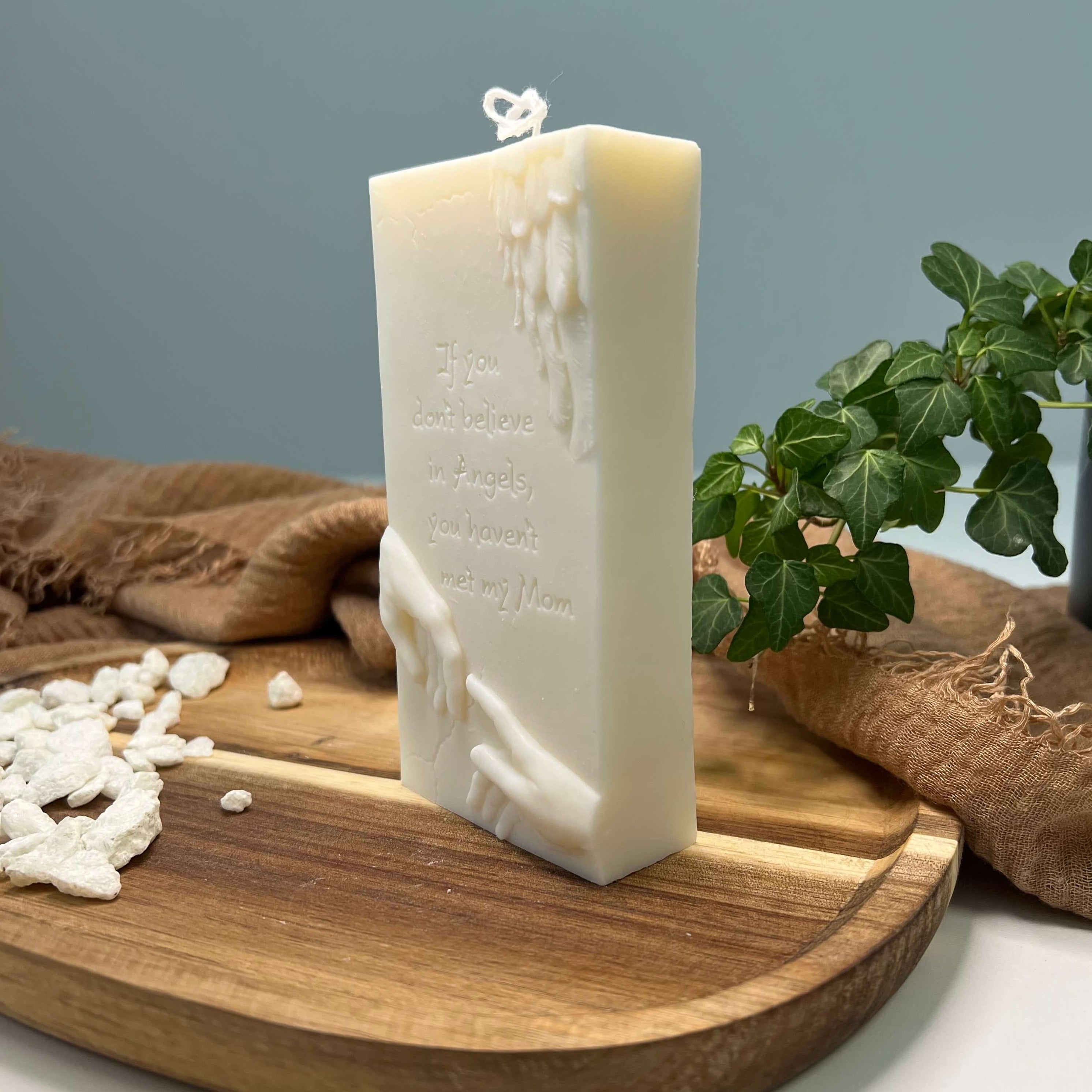 Die Angelic Whispers Kerze aus Sojawachs ist ideal als Muttertags Geschenk geeignet. Auch ist sie eine Weihnachtskerze, Osterkerze und Hochzeitskerze.