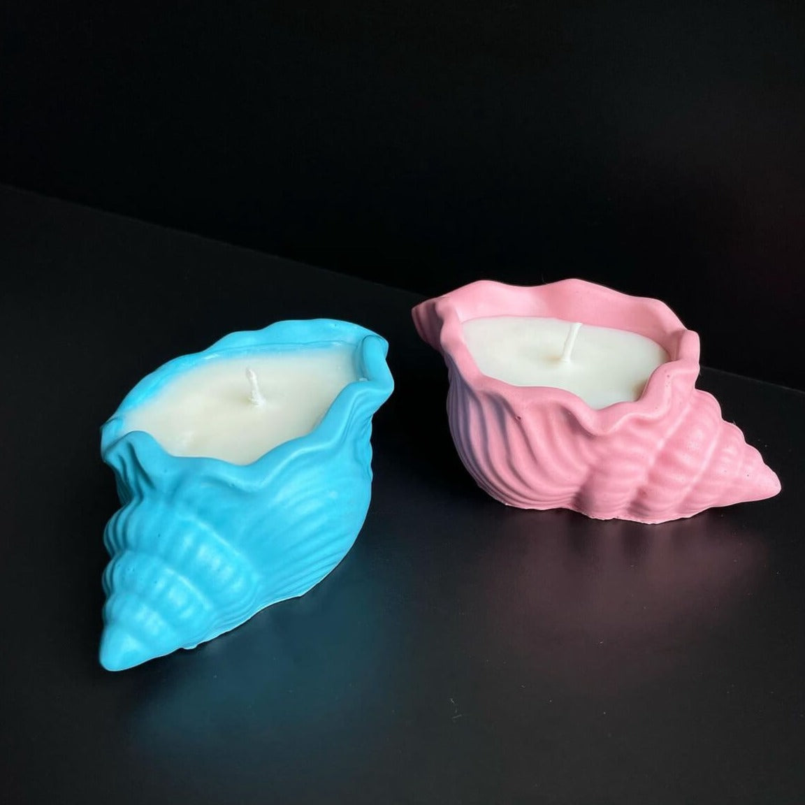 Diese einzigartige Muschel Kerze namens Aqua Serenity Candle ist in verschiedenen Düften erhältlich. Die Düfte haben einen angenehmen und beruhigenden Geruch. Sie ist perfekt für entspannte und gemütliche Tage.