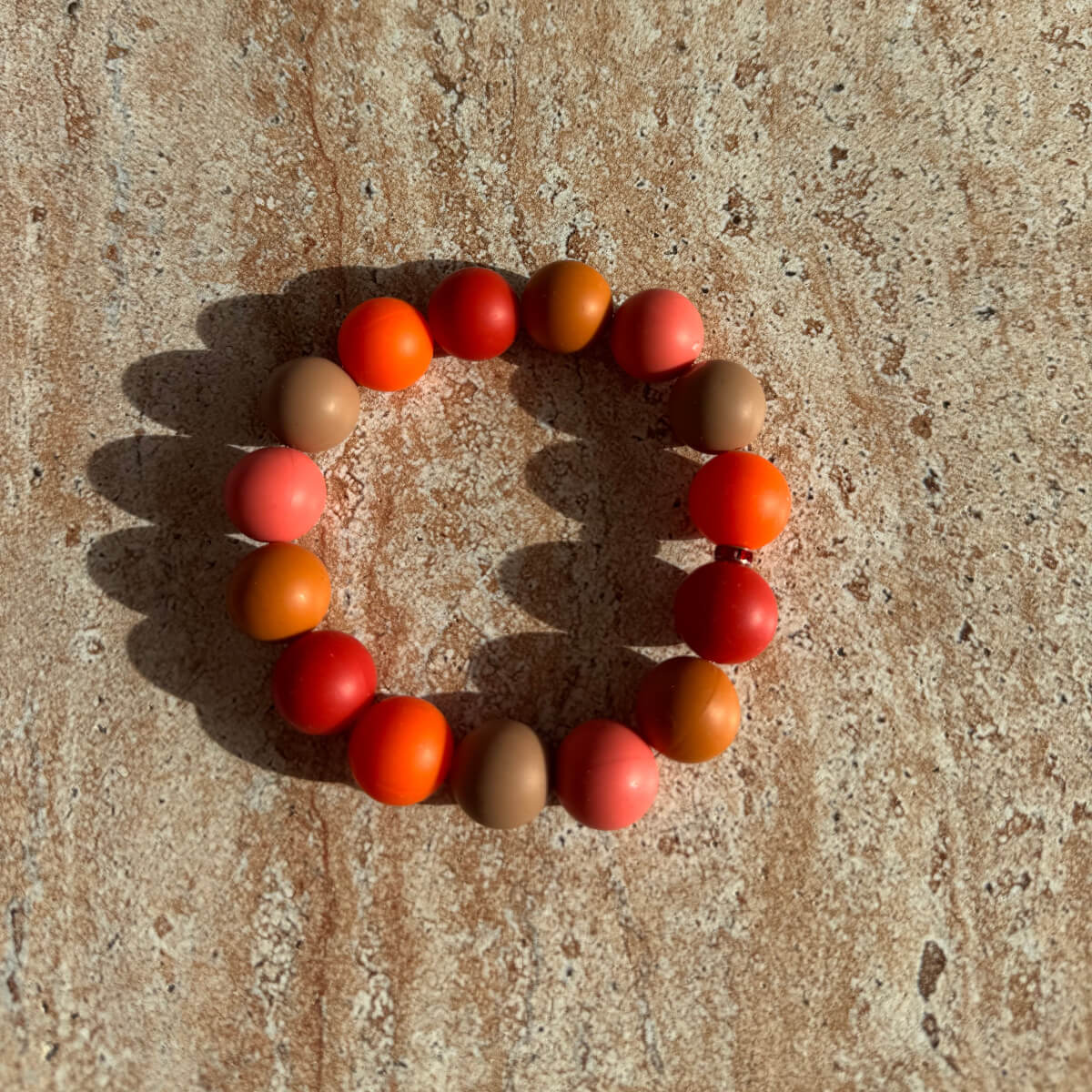 Autumn Harvest Armband mit warmen Herbstperlen auf einem Tisch arrangiert.