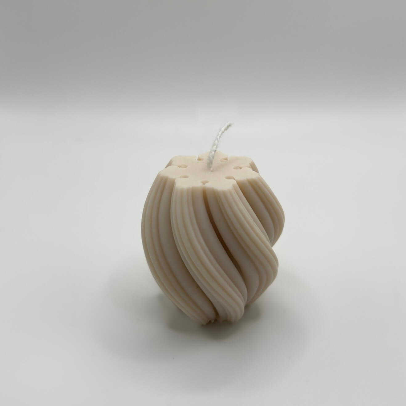 Die handgefertigte „Spiral Glow“ Kerze in Beige verzaubert mit ihrer eleganten Spiralform und natürlichen Optik. Hergestellt aus nachhaltigem Sojawachs, ideal für stilvolle Dekoration.