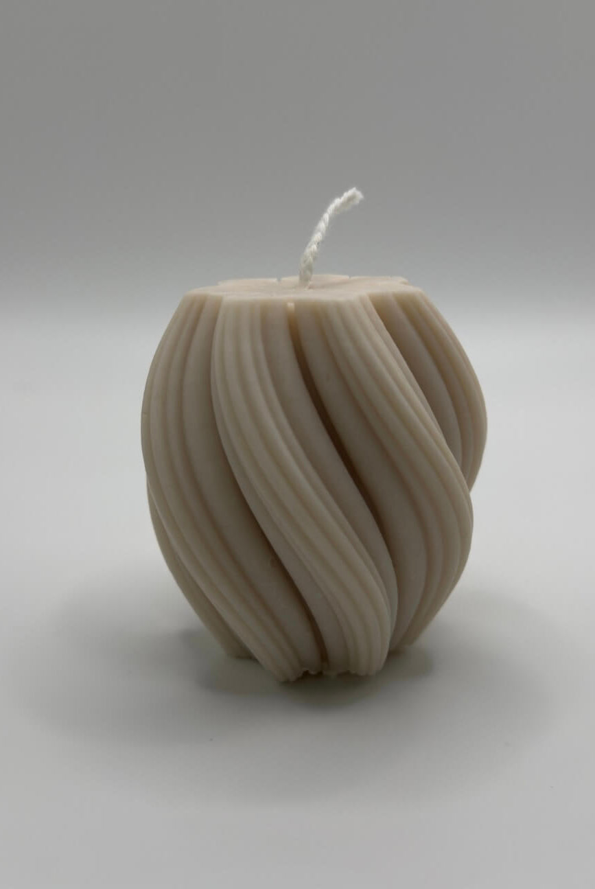 Die „Spiral Glow“ Kerze in Beige, gefertigt aus umweltfreundlichem Sojawachs, kombiniert modernes Twist-Design mit warmem, beruhigendem Licht für besondere Wohlfühlmomente.