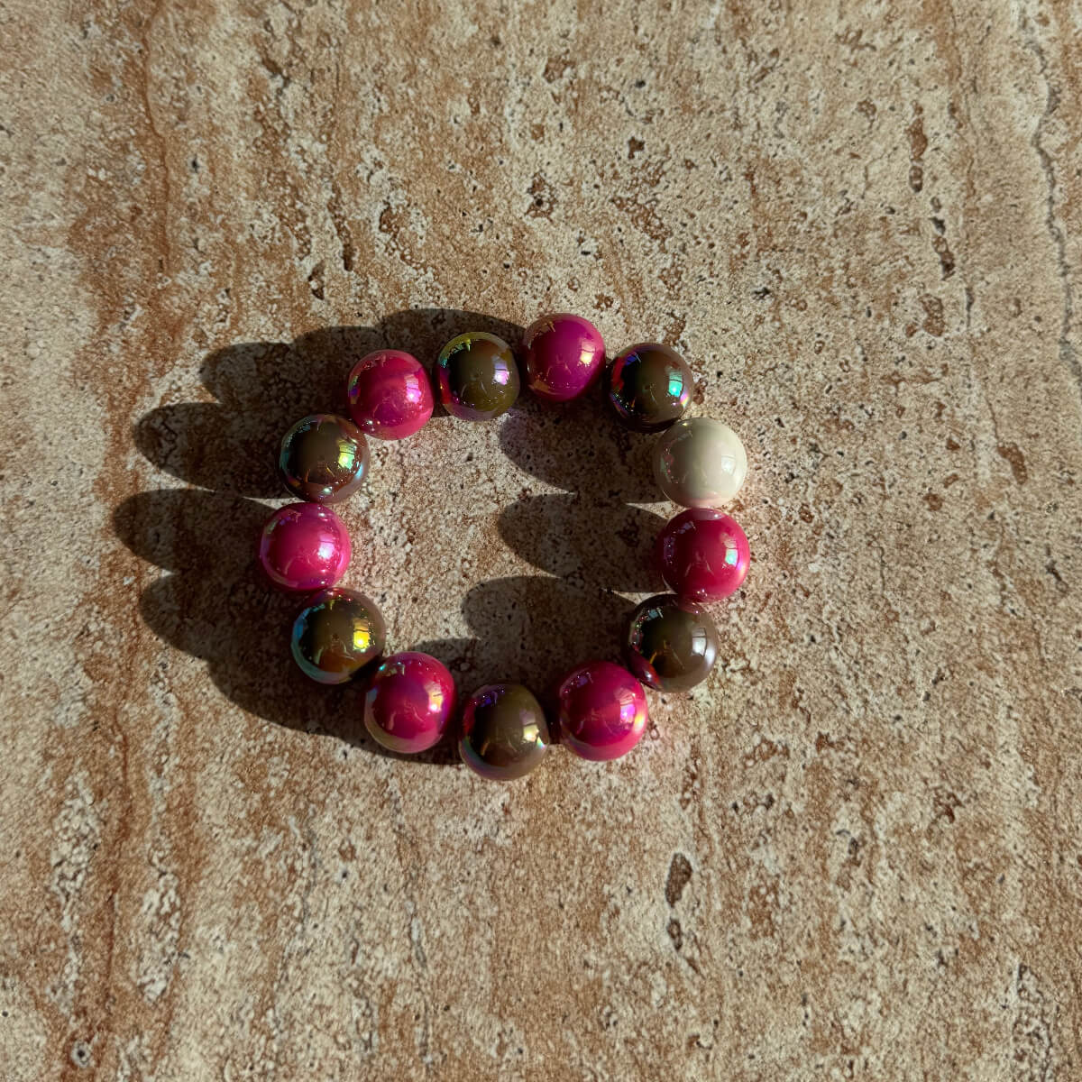 Handgefertigtes Berry Mocha Glow Armband auf hellem Tisch arrangiert