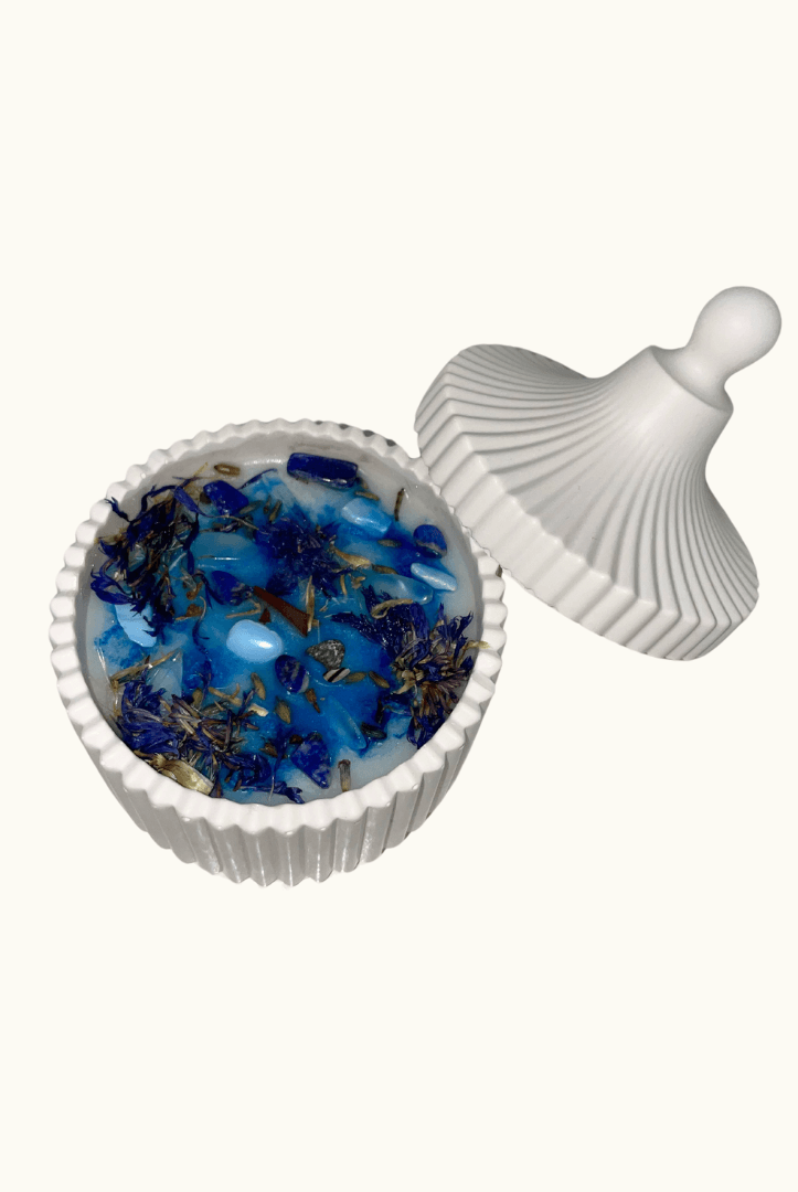 Auf diesem Bild sieht man unsere Blue Lagoon Radiance Kerze. Sie ist handgemacht aus Bio Sojawachs und Jesmonite. Außerdem ist sie nachhaltig, vegan und umweltfreundlich.