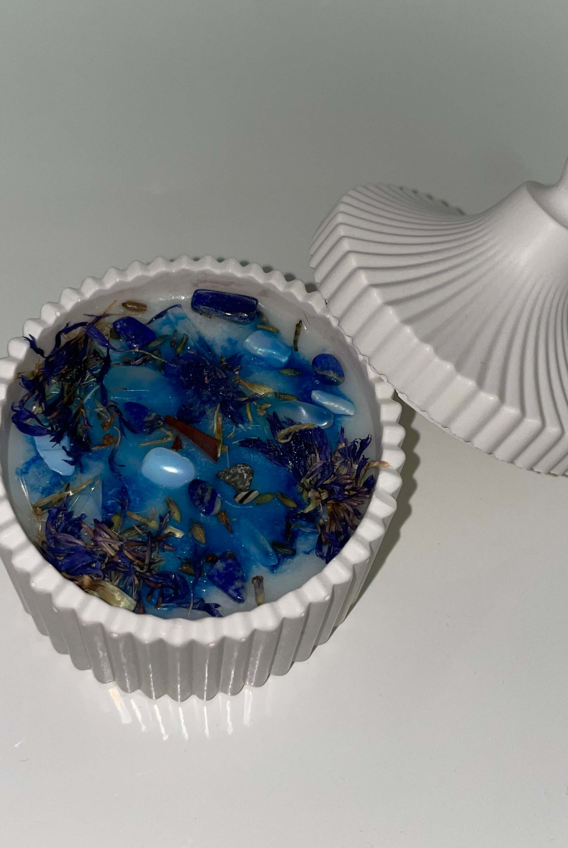 Hier sieht man unsere Blue Lagoon Radiance Kerze. Sie ist perfekt als Dekoration geeignet. Sie sieht elegant und ästhetisch aus.