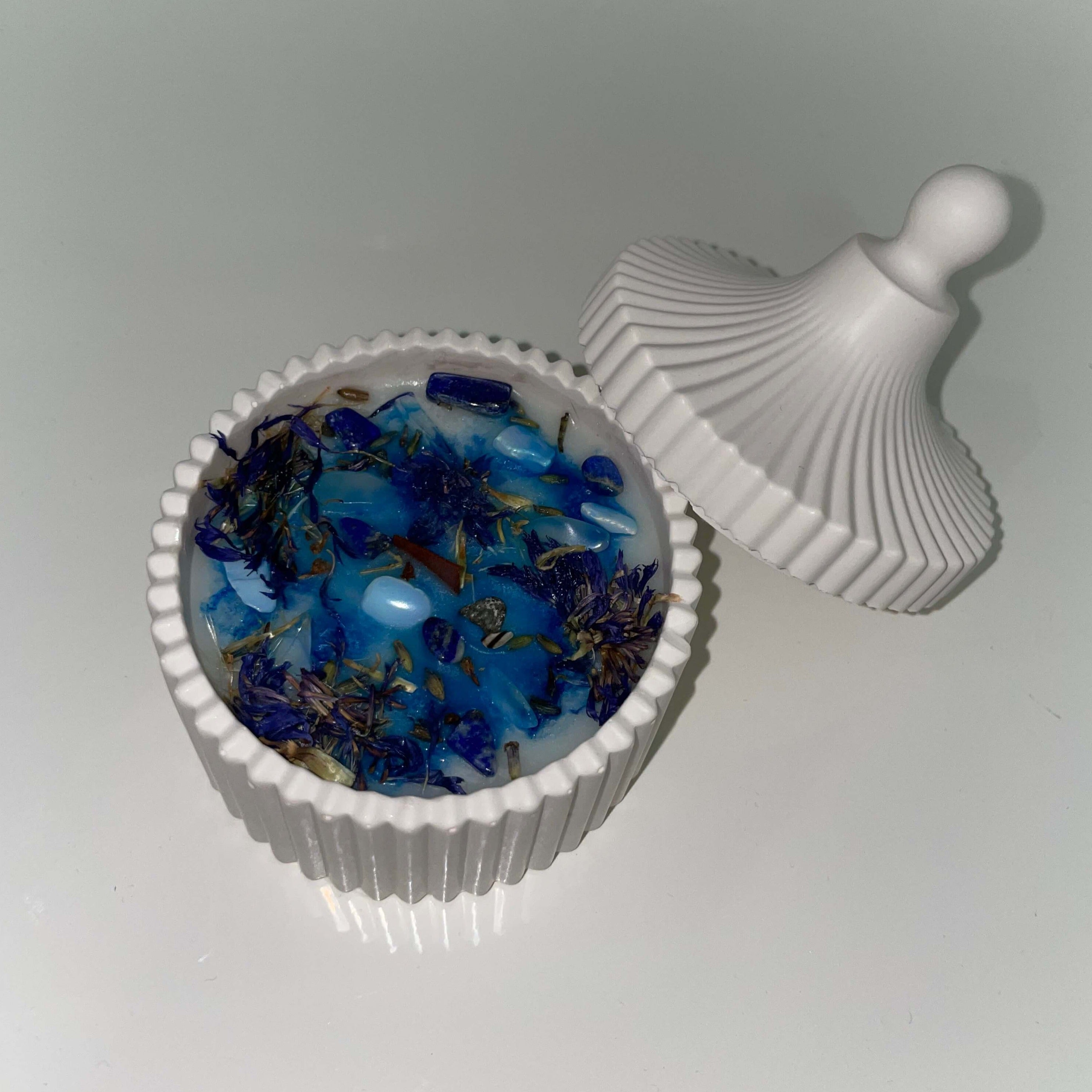 Hier sieht man unsere Blue Lagoon Radiance Kerze. Sie ist perfekt als Dekoration geeignet. Sie sieht elegant und ästhetisch aus.