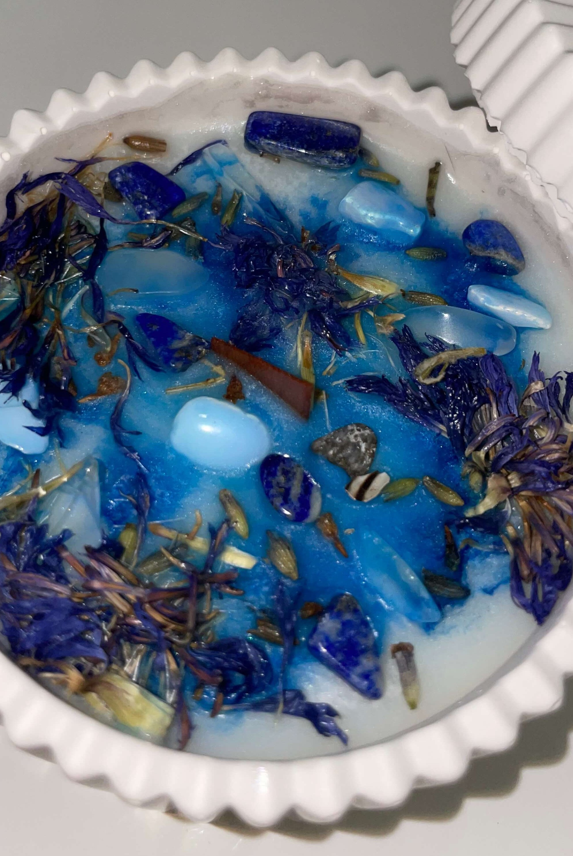 Unsere Blue Lagoon Radiance Duftkerze. Diese Kerze ist in verschiedenen Düften erhältlich. Die Düfte haben einen angenehmen und beruhigenden Geruch. Perfekt für entspannte und gemütliche Tage.