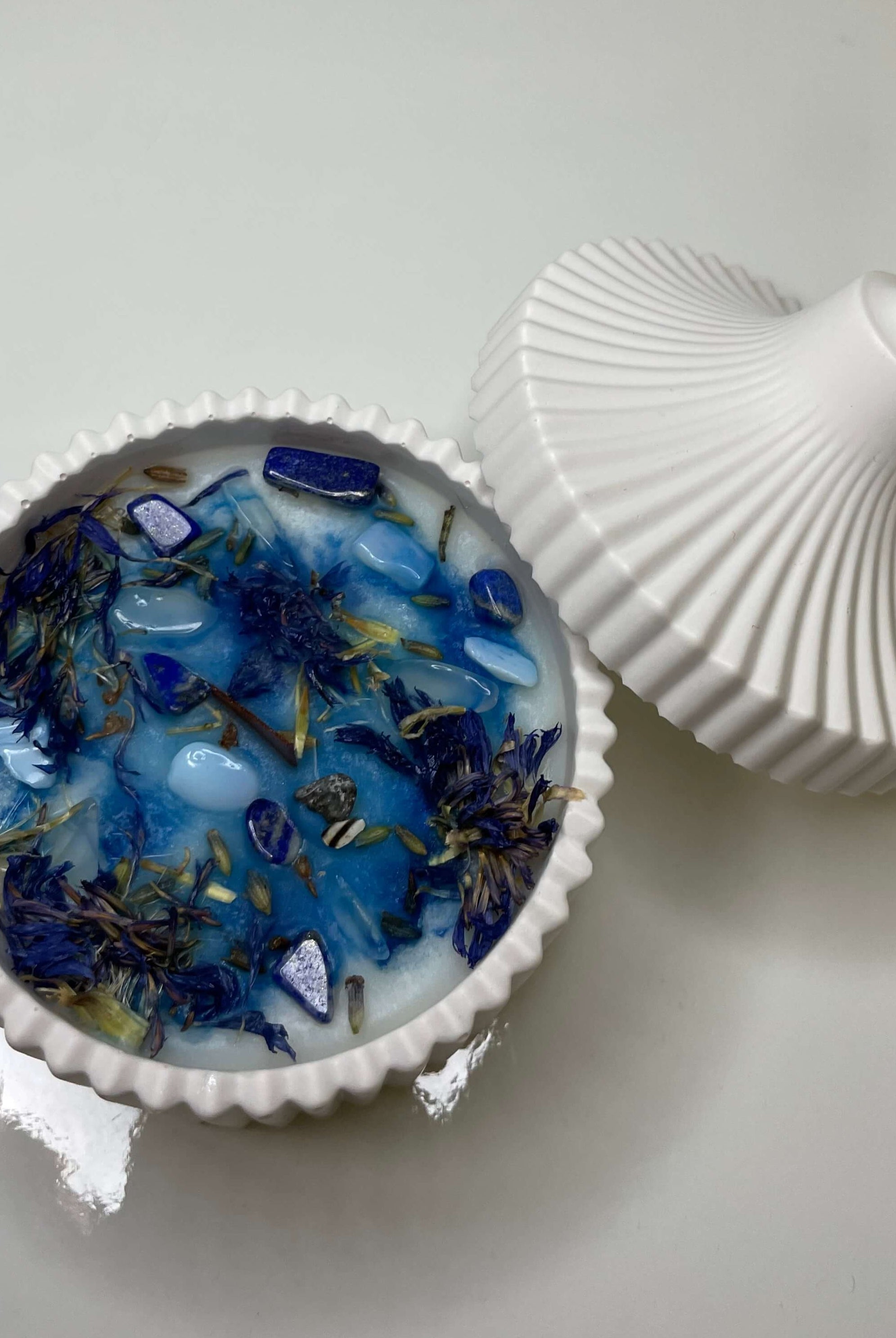 Die Blue Lagoon Radiance Kerze ist perfekt als Ostergeschenk, Weihnachtsgeschenk, Geburtstagsgeschenk, Verlobungsgeschenk, Hochzeitsgeschenk oder Gastgeschenk geeignet, dank ihrem einzigartigem und stilvollem Design. Sie ist handgefertigt aus hochwertigem Sojawachs.