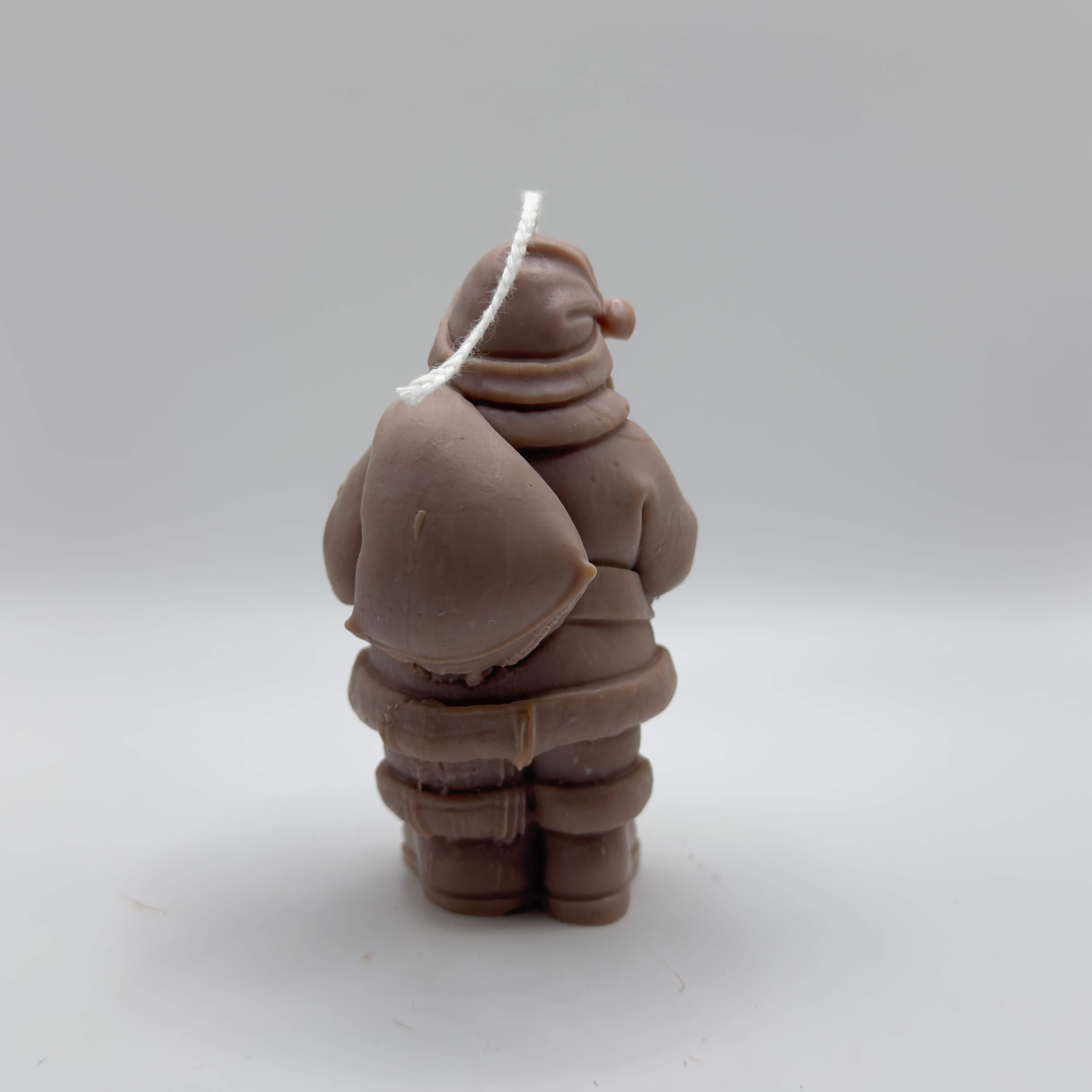 Elegante braune Santa Claus-Kerze, aus pflanzlichem Wachs gegossen. Eine stilvolle Weihnachtsdekoration.