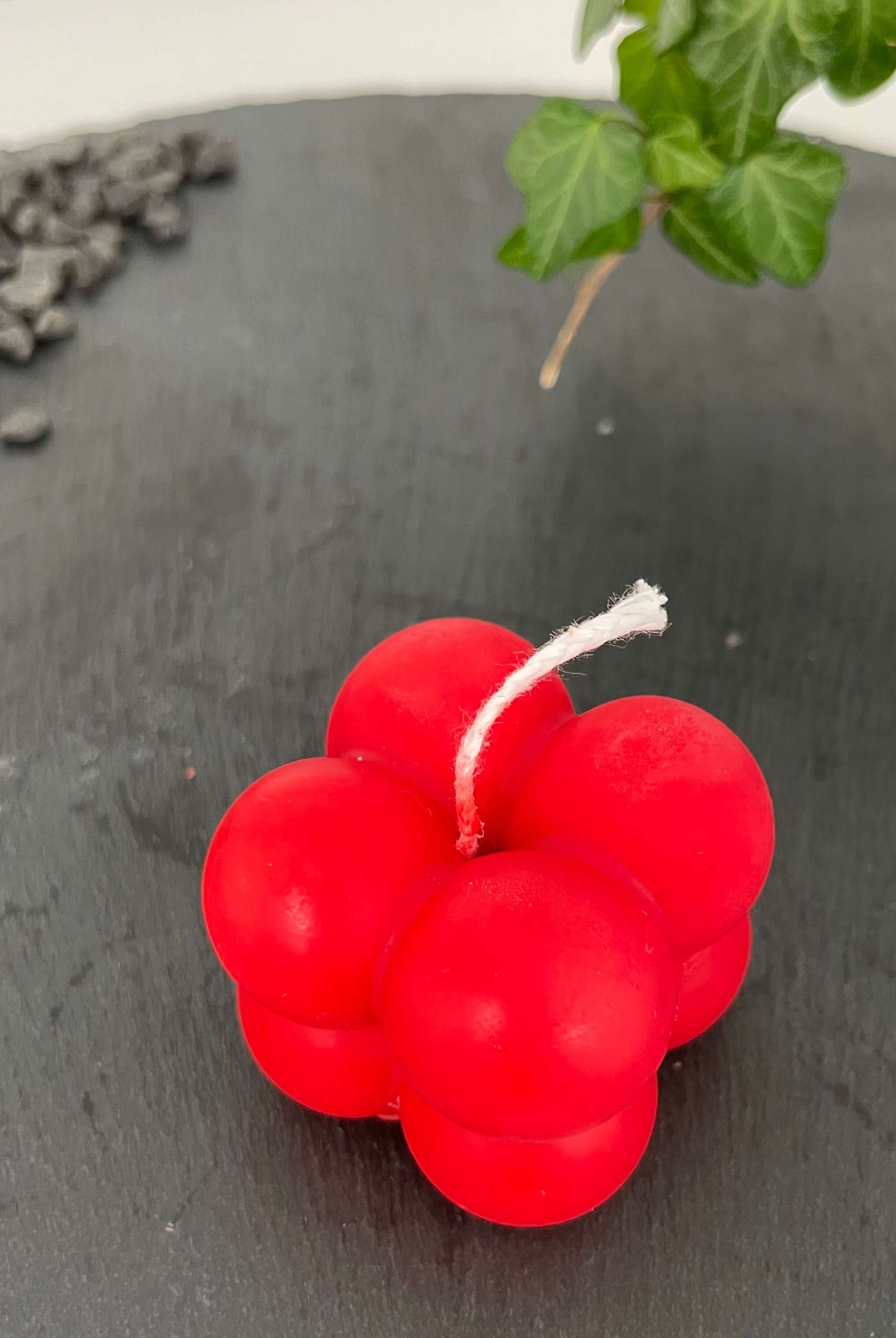 Hier sieht man unsere Bubbly Galactic Illumination Kerze in mini. Sie ist perfekt als Dekoration geeignet mit ihrem Bubble Design. Diese Bubble Kerze sieht elegant und ästhetisch aus. Außerdem ist sie stilvoll und einzigartig. In Rot.