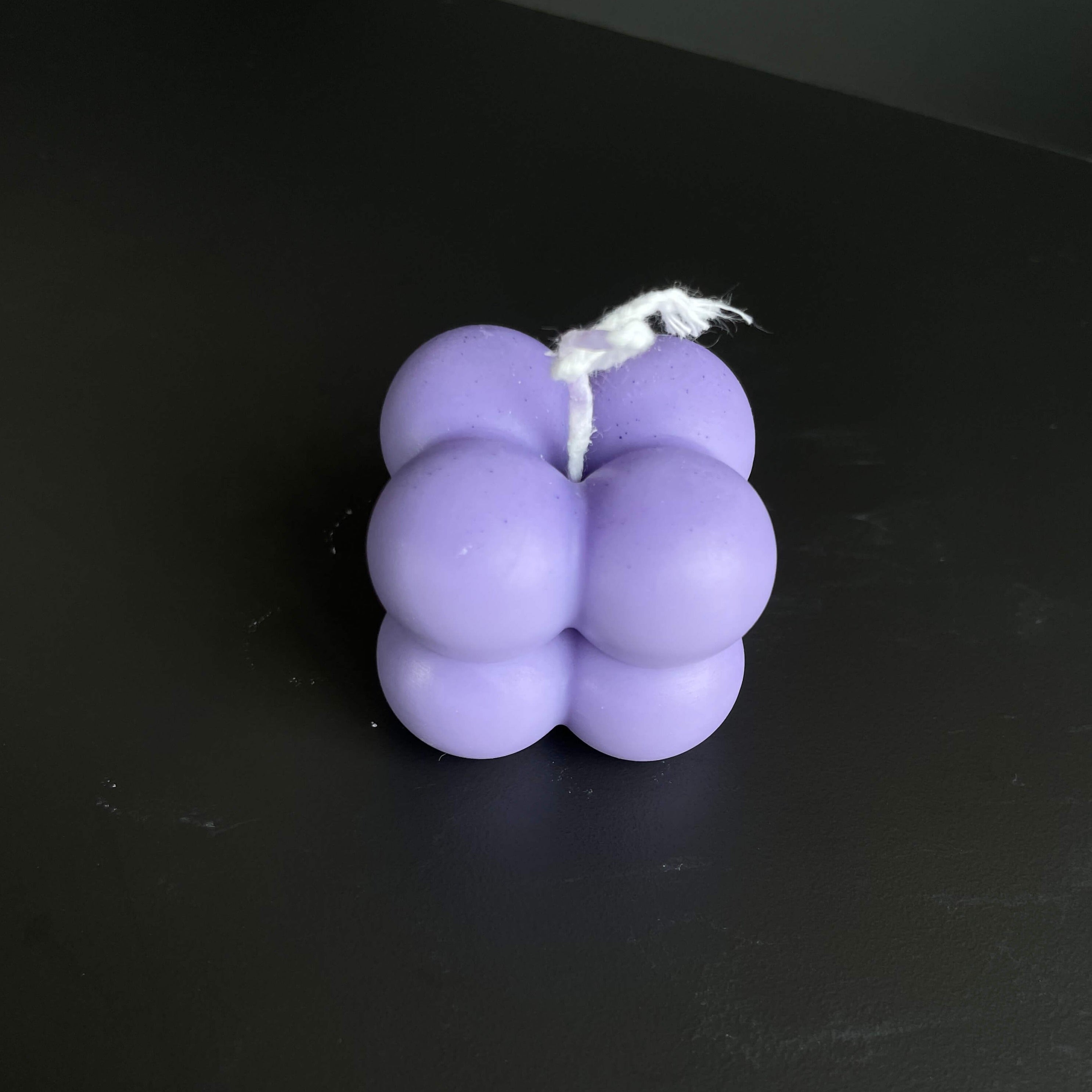 Hier sieht man unsere Bubbly Galactic Illumination Kerze in mini. Sie ist perfekt als Dekoration geeignet mit ihrem Bubble Design. Diese Bubble Kerze sieht elegant und ästhetisch aus. Außerdem ist sie stilvoll und einzigartig. In Lila.