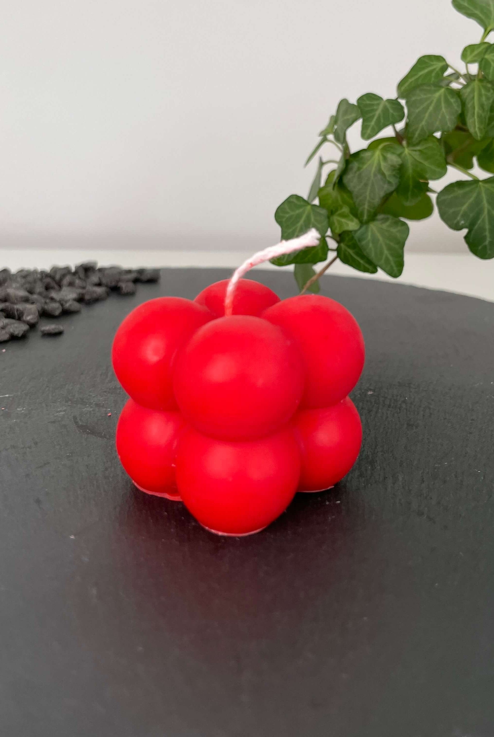 Auf diesem Bild sieht man unsere Bubbly Galactic Illumination Kerze in mini. Sie ist handgemacht aus Sojawachs. Diese Bubble Kerze ist umweltfreundlich und nachhaltig. In Rot.