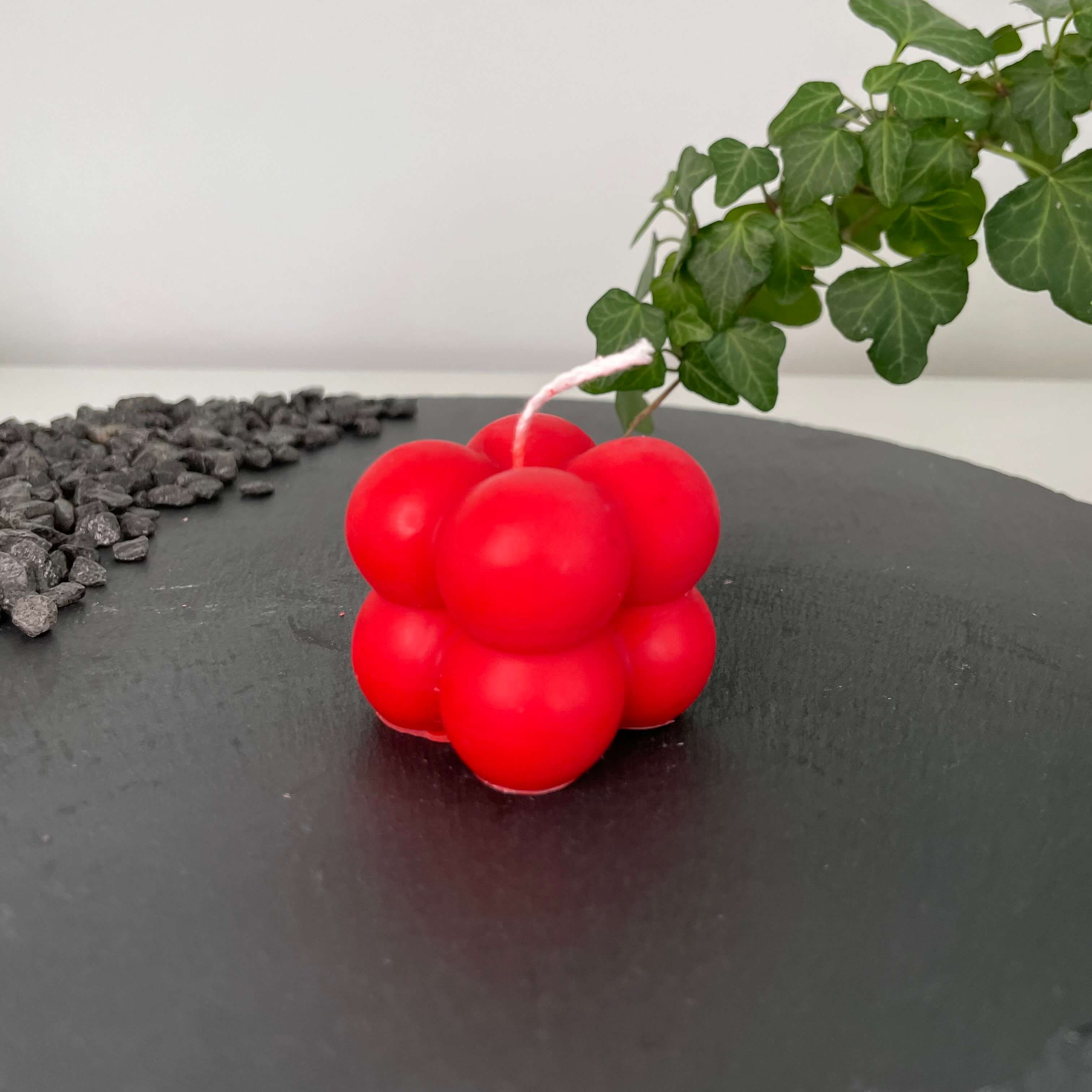 Auf diesem Bild sieht man unsere Bubbly Galactic Illumination Kerze in mini. Sie ist handgemacht aus Sojawachs. Diese Bubble Kerze ist umweltfreundlich und nachhaltig. In Rot.