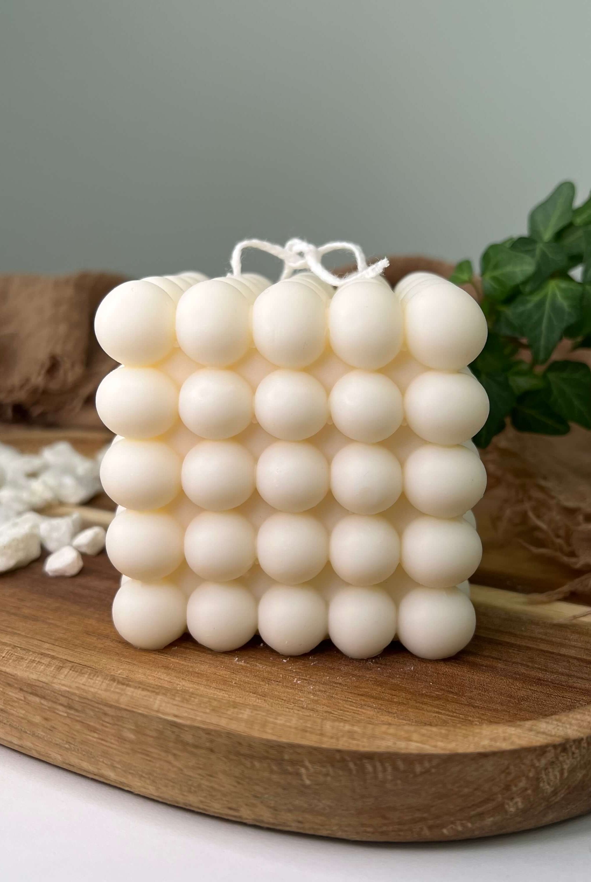 Hier sieht man die Bubbly Galactic Illumination Kerze in groß. Diese Bubble Kerze ist in mehreren Düften erhältlich. Die Düfte riechen gut, angenehm und entspannend. Perfekt für gemütliche Tage.