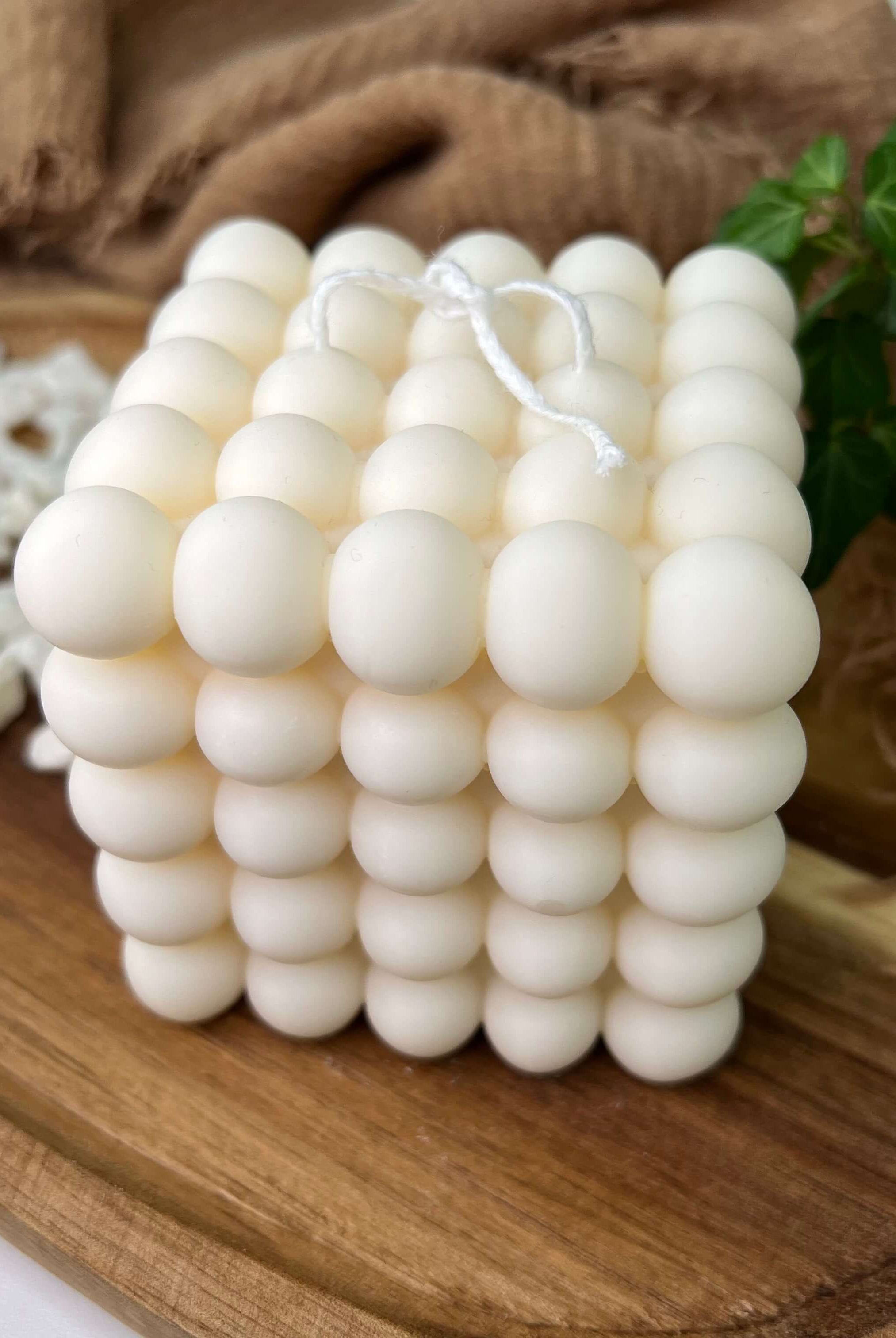 Dargestellt ist hier die Bubbly Galactic Illumination Kerze in groß. Sie ist perfekt als Geschenk für besondere Anlässe geeignet. Auch als Weihnachtsgeschenk, Ostergeschenk oder Gastgeschenk dank ihrer kompakten Größe.