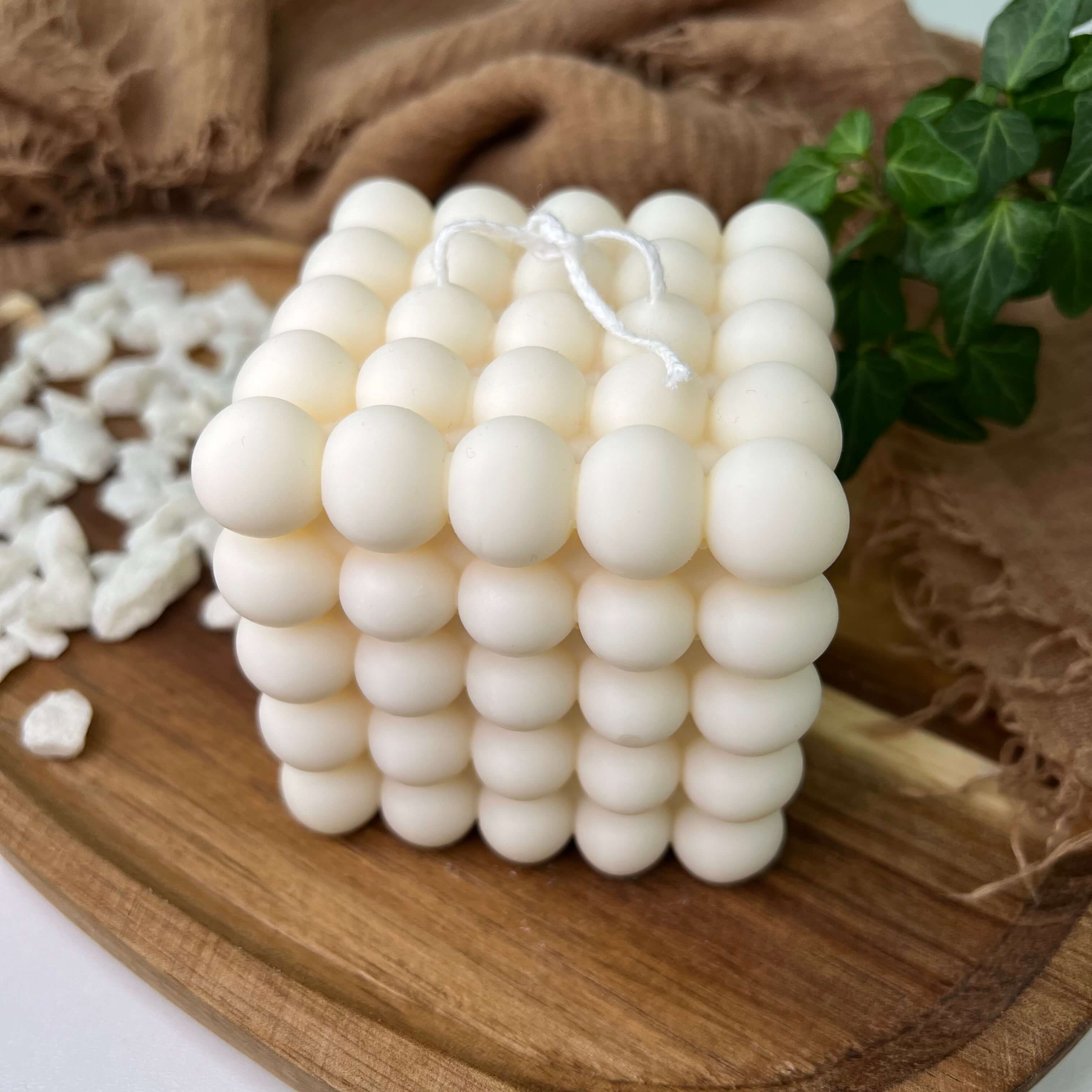 Dargestellt ist hier die Bubbly Galactic Illumination Kerze in groß. Sie ist perfekt als Geschenk für besondere Anlässe geeignet. Auch als Weihnachtsgeschenk, Ostergeschenk oder Gastgeschenk dank ihrer kompakten Größe.