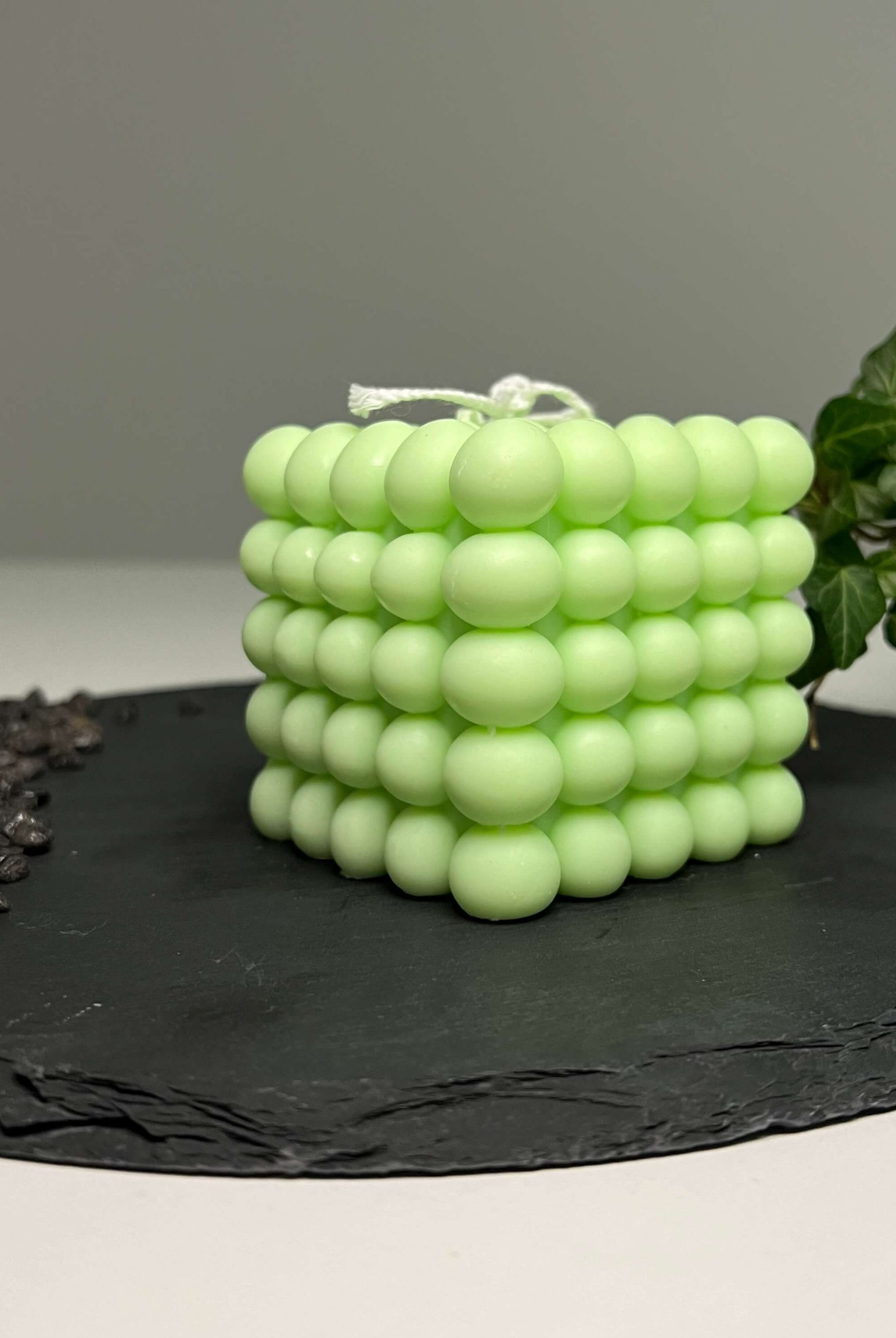 Hier sieht man die Bubbly Galactic Illumination Kerze in groß. Diese Bubble Kerze ist in mehreren Düften erhältlich. Die Düfte riechen gut, angenehm und entspannend. Perfekt für gemütliche Tage. In hellgrün