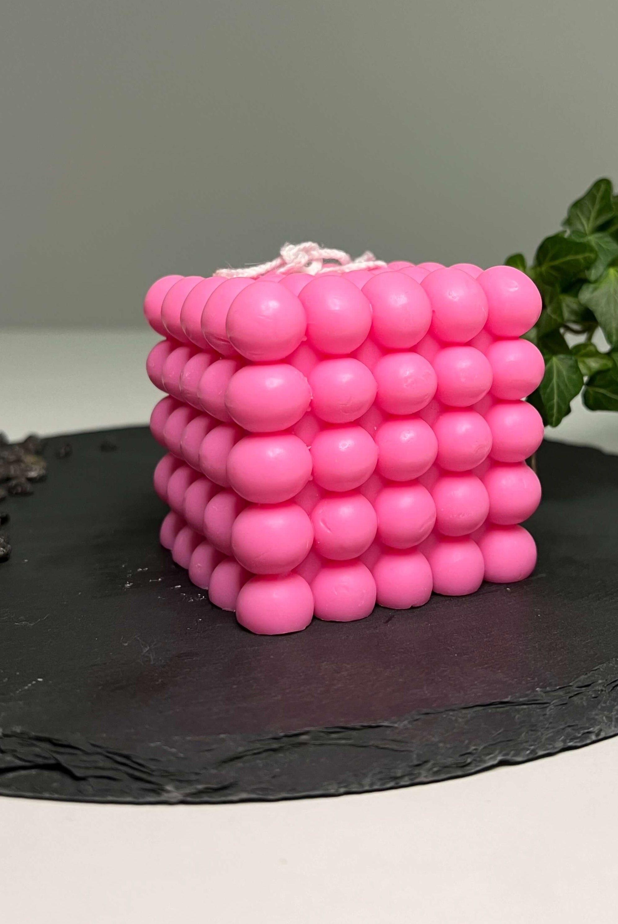 Dargestellt ist hier die Bubbly Galactic Illumination Kerze in groß. Sie ist perfekt als Geschenk für besondere Anlässe geeignet. Auch als Weihnachtsgeschenk, Ostergeschenk oder Gastgeschenk dank ihrer kompakten Größe. In pink.