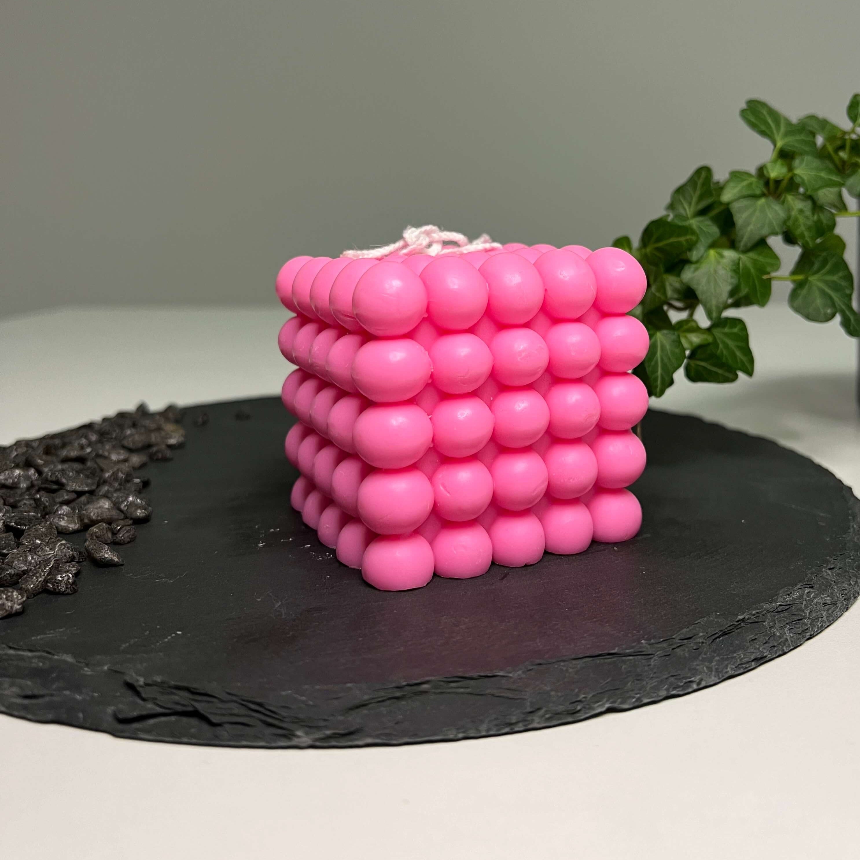 Dargestellt ist hier die Bubbly Galactic Illumination Kerze in groß. Sie ist perfekt als Geschenk für besondere Anlässe geeignet. Auch als Weihnachtsgeschenk, Ostergeschenk oder Gastgeschenk dank ihrer kompakten Größe. In pink.