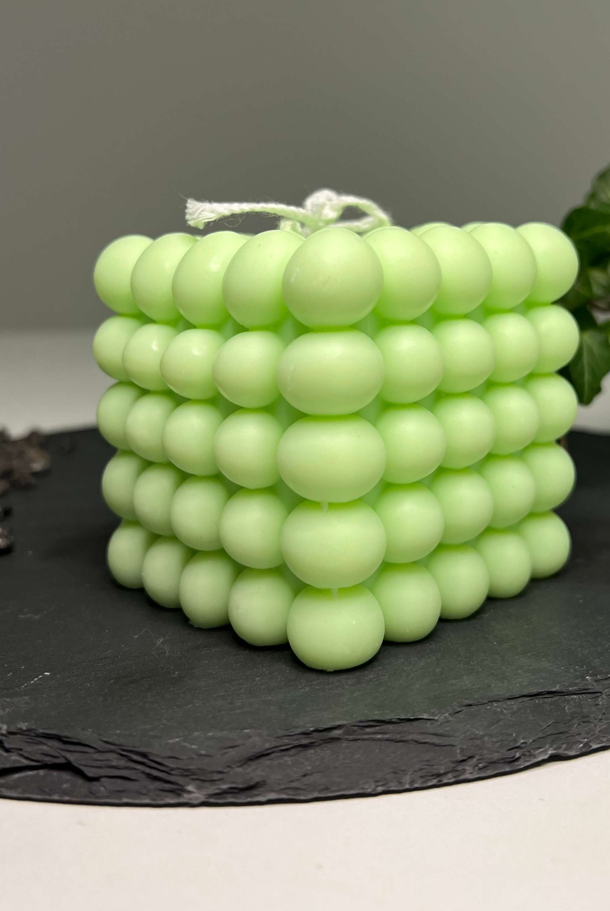 Dargestellt ist hier die Bubbly Galactic Illumination Kerze in groß. Sie ist perfekt als Geschenk für besondere Anlässe geeignet. Auch als Weihnachtsgeschenk, Ostergeschenk oder Gastgeschenk dank ihrer kompakten Größe. In hellgrün.