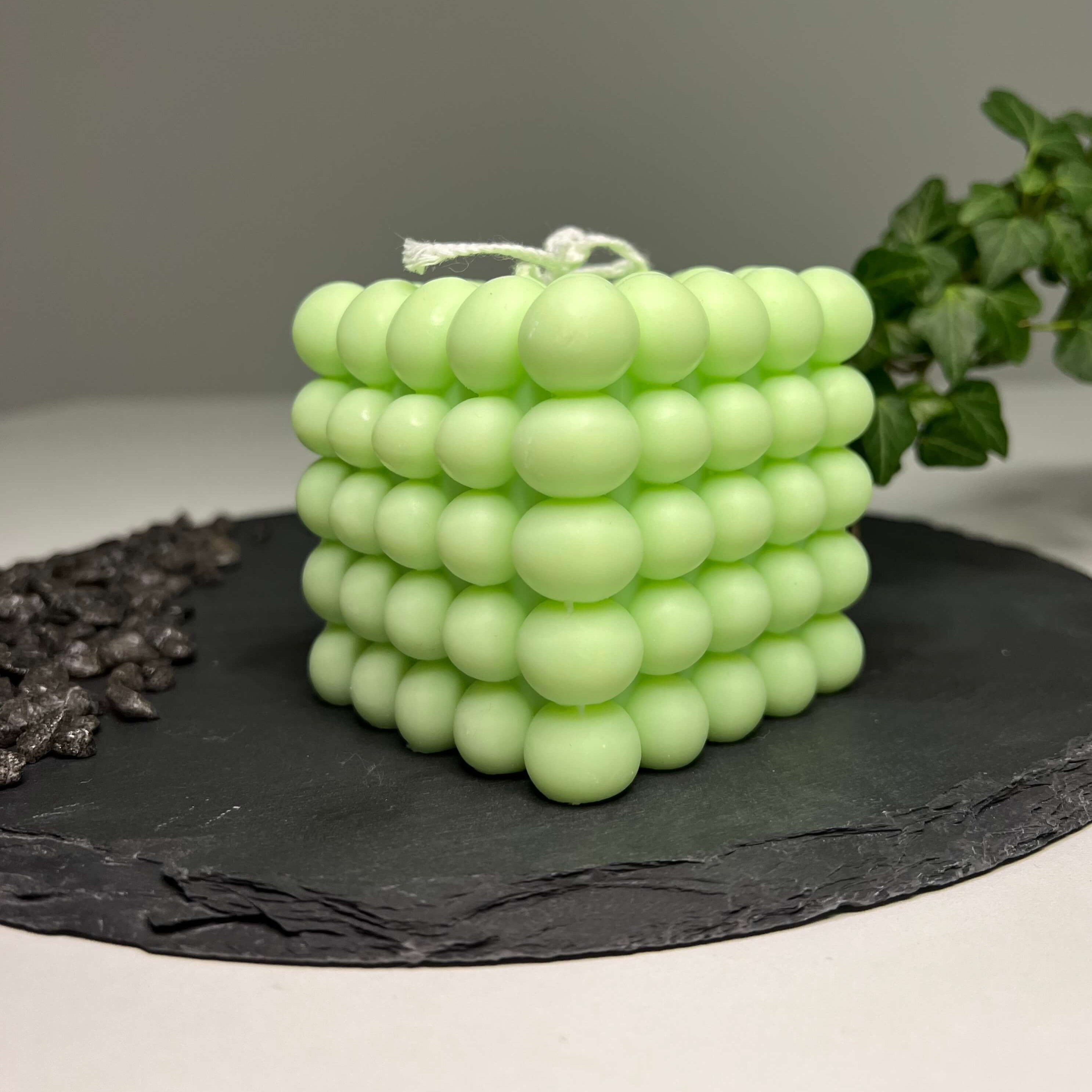 Dargestellt ist hier die Bubbly Galactic Illumination Kerze in groß. Sie ist perfekt als Geschenk für besondere Anlässe geeignet. Auch als Weihnachtsgeschenk, Ostergeschenk oder Gastgeschenk dank ihrer kompakten Größe. In hellgrün.