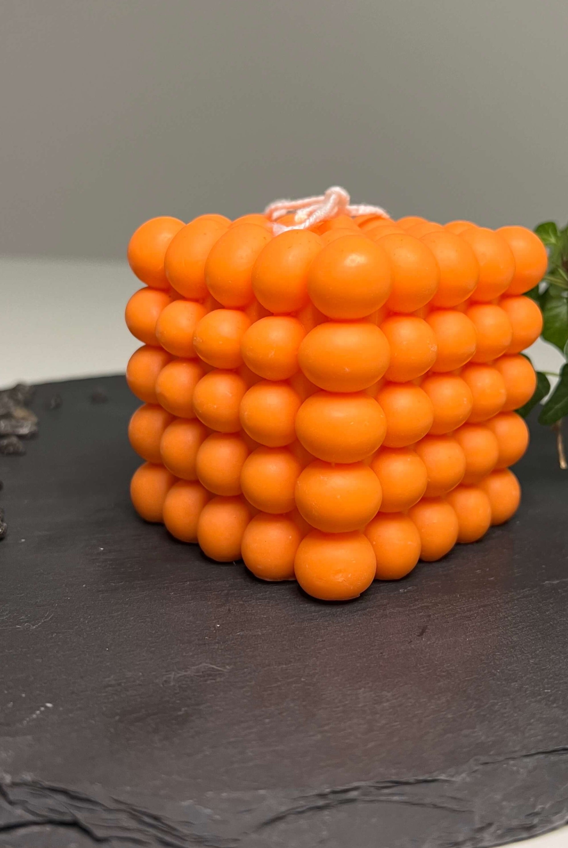 Hier sieht man die Bubbly Galactic Illumination Kerze in groß. Diese Bubble Kerze ist in mehreren Düften erhältlich. Die Düfte riechen gut, angenehm und entspannend. Perfekt für gemütliche Tage. In orange.