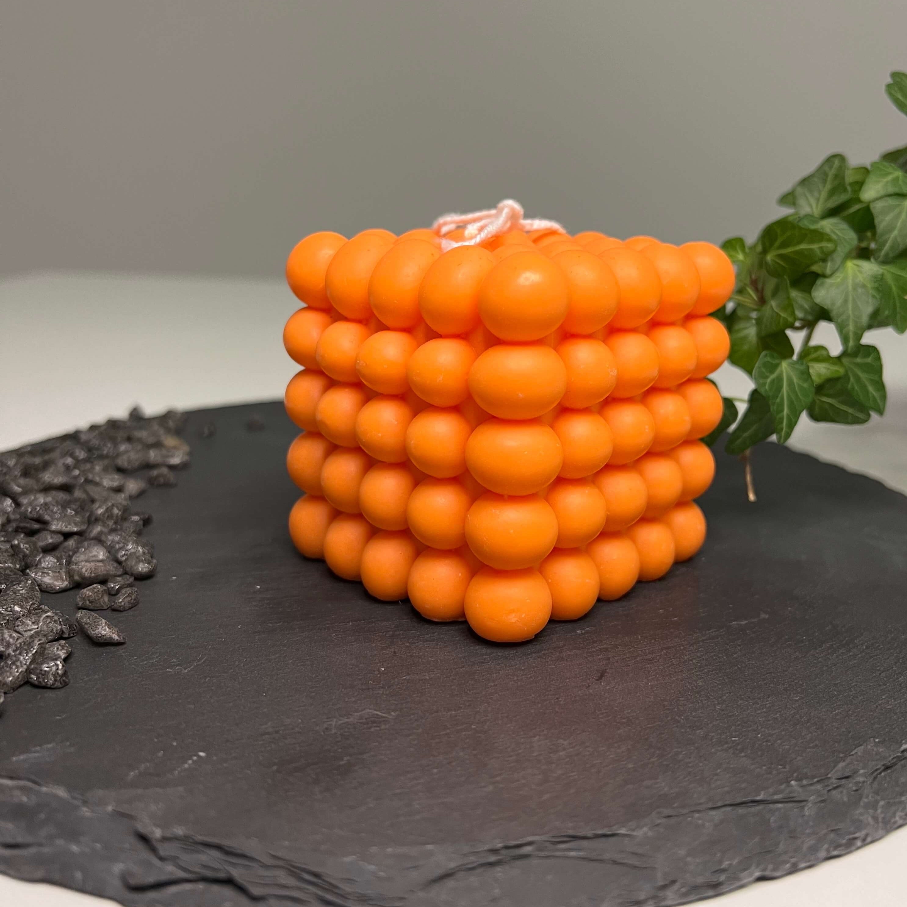 Hier sieht man die Bubbly Galactic Illumination Kerze in groß. Diese Bubble Kerze ist in mehreren Düften erhältlich. Die Düfte riechen gut, angenehm und entspannend. Perfekt für gemütliche Tage. In orange.