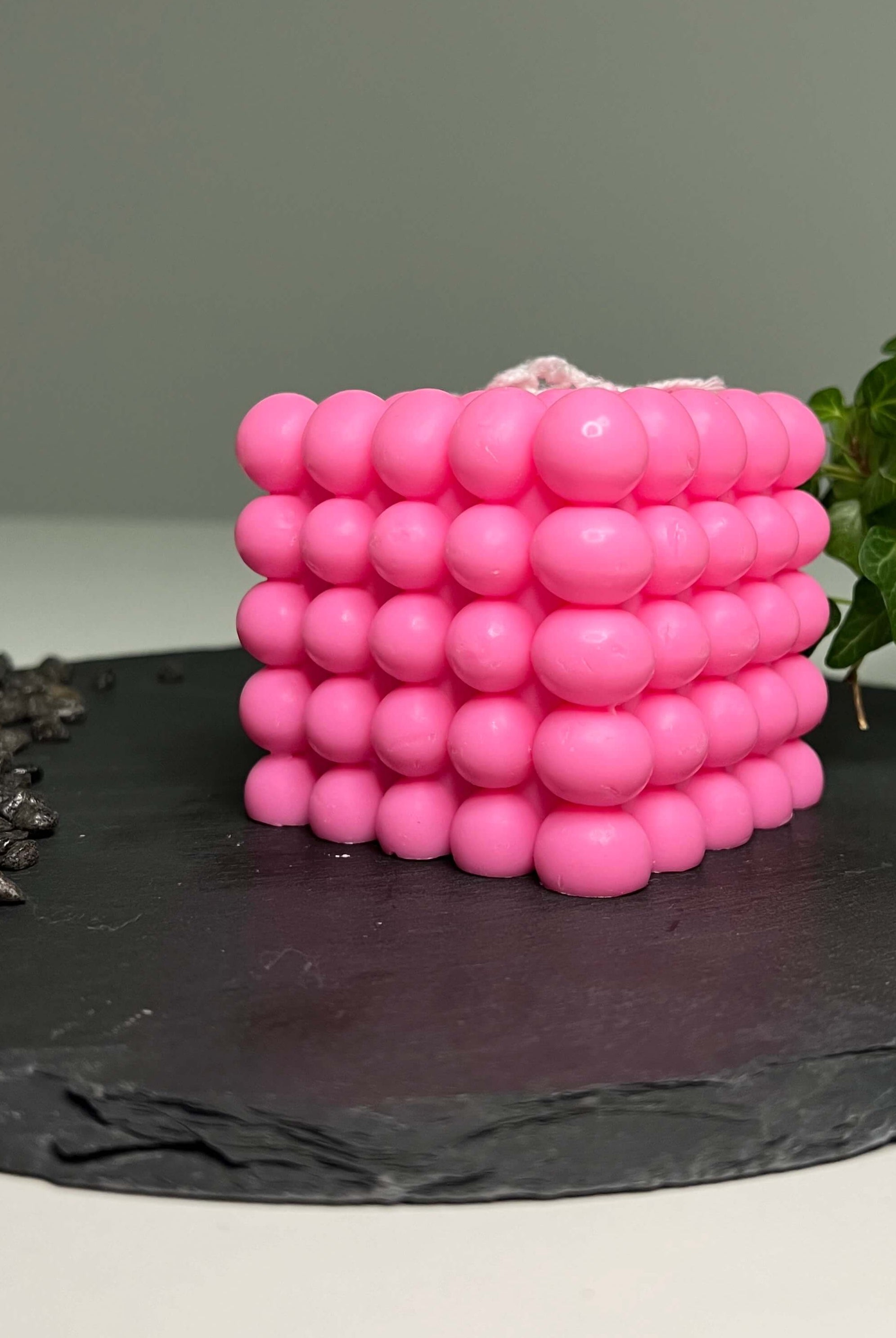 Hier sieht man die Bubbly Galactic Illumination Kerze in groß. Diese Bubble Kerze ist in mehreren Düften erhältlich. Die Düfte riechen gut, angenehm und entspannend. Perfekt für gemütliche Tage. In pink.