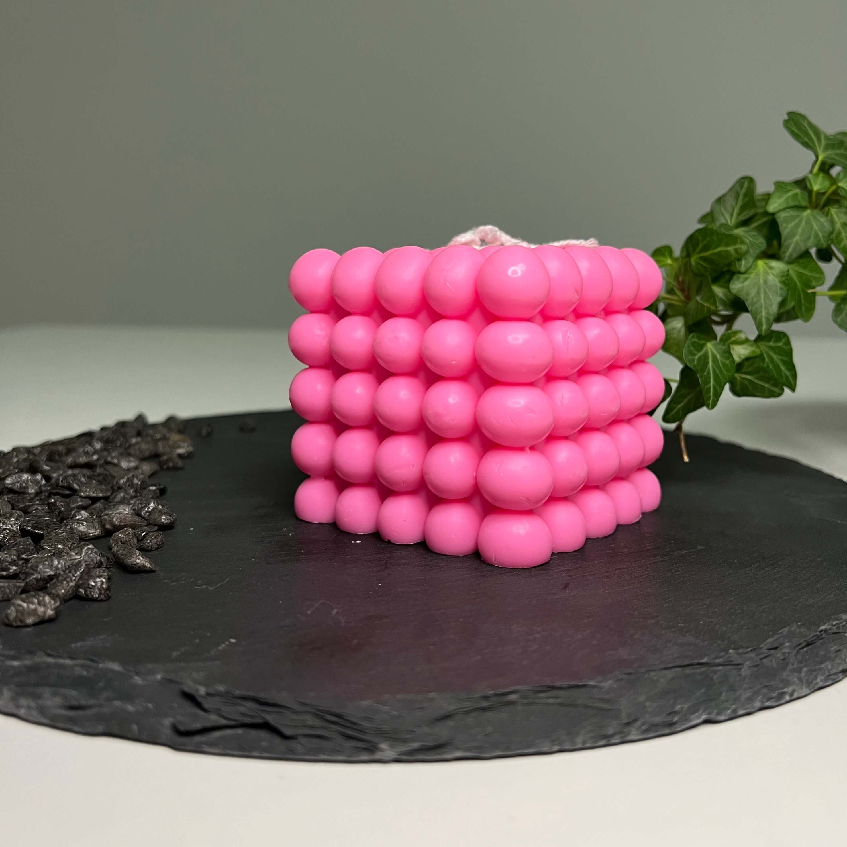 Hier sieht man die Bubbly Galactic Illumination Kerze in groß. Diese Bubble Kerze ist in mehreren Düften erhältlich. Die Düfte riechen gut, angenehm und entspannend. Perfekt für gemütliche Tage. In pink.