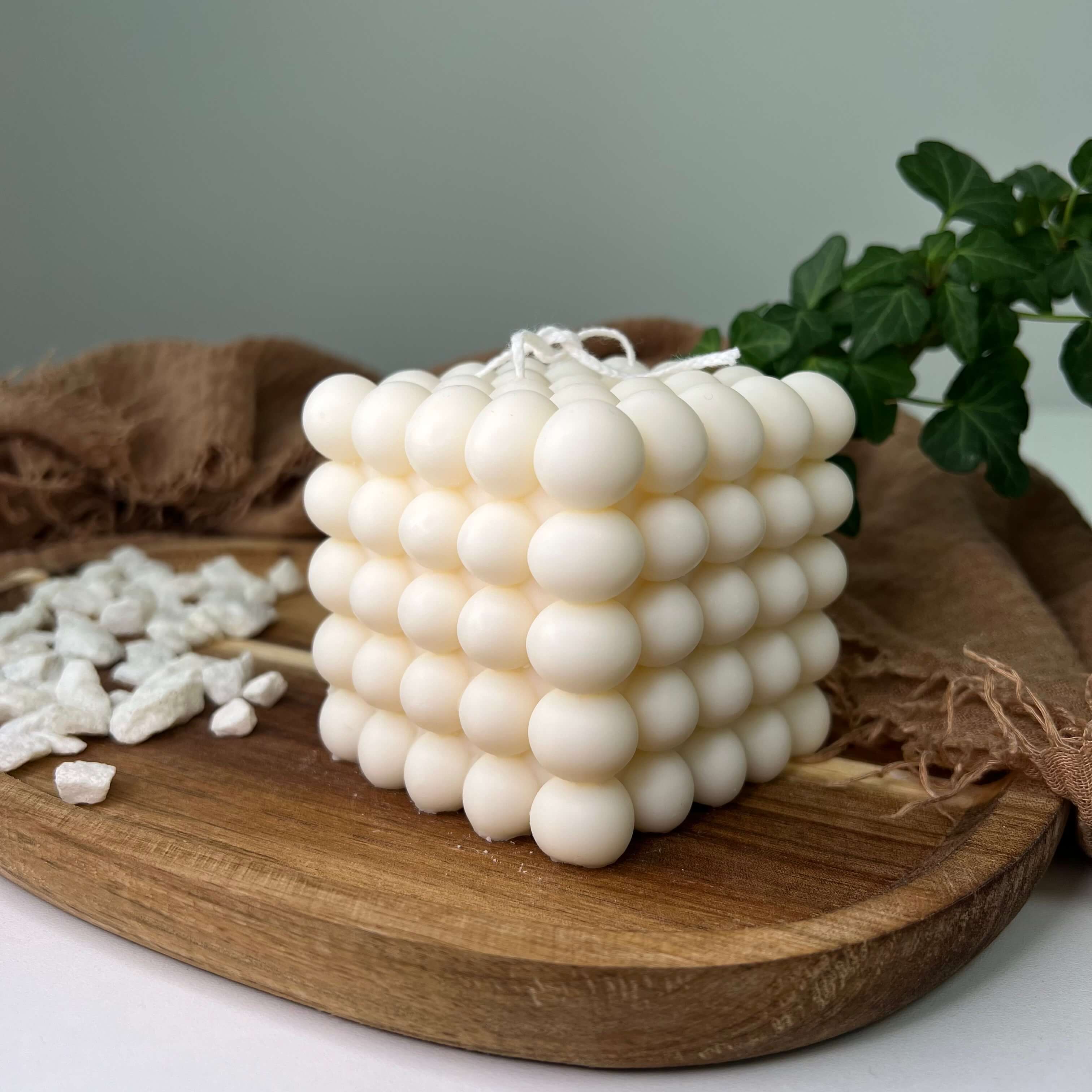 Hier sieht man unsere Bubbly Galactic Illumination Kerze in groß. Sie ist perfekt als Dekoration geeignet mit ihrem Bubble Design. Diese Bubble Kerze sieht elegant und ästhetisch aus. Außerdem ist sie stilvoll und einzigartig.