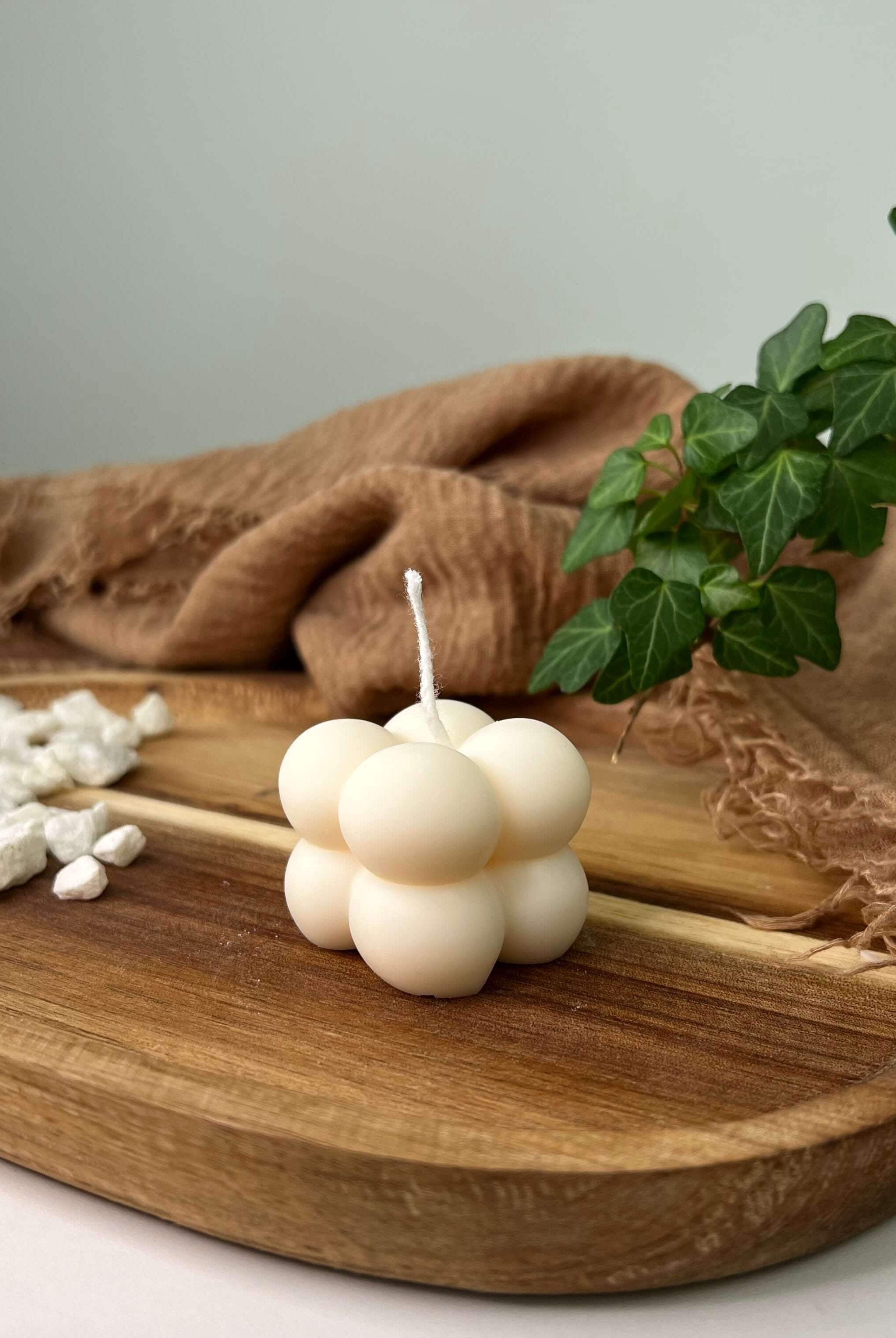 Hier sieht man die Bubbly Galactic Illumination Kerze in mini. Diese Bubble Kerze ist in mehreren Düften erhältlich. Die Düfte riechen gut, angenehm und entspannend. Perfekt für gemütliche Tage.