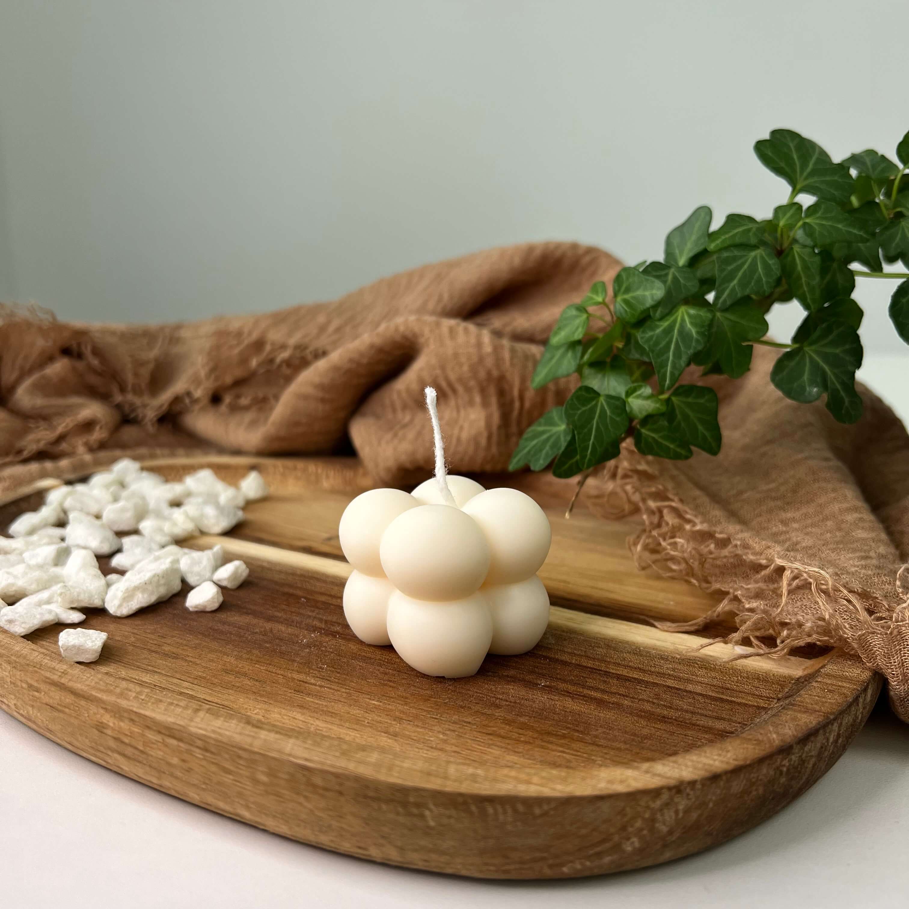 Hier sieht man die Bubbly Galactic Illumination Kerze in mini. Diese Bubble Kerze ist in mehreren Düften erhältlich. Die Düfte riechen gut, angenehm und entspannend. Perfekt für gemütliche Tage.