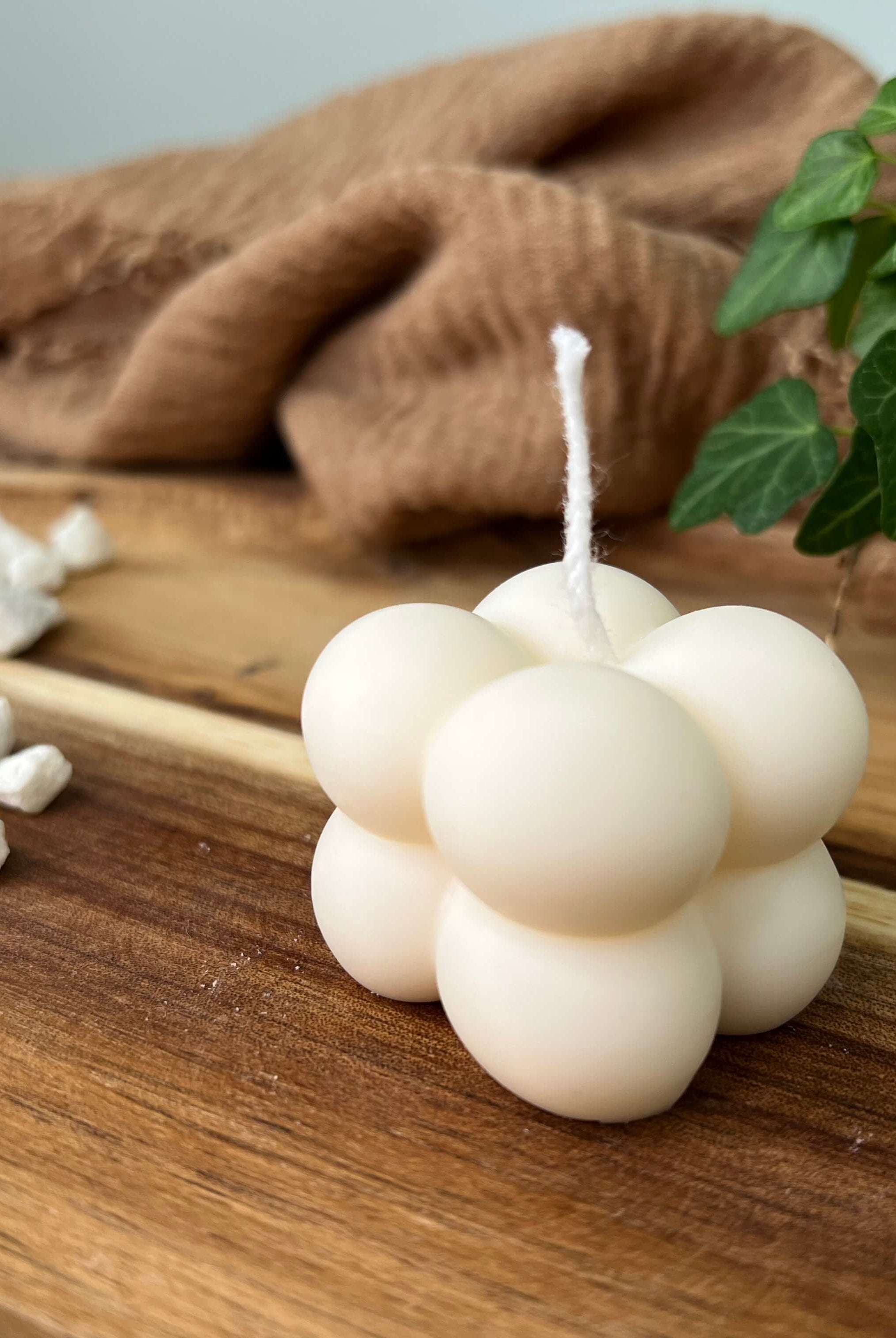 Unsere Bubbly Galactic Illumination Kerze in mini. Sie ist die perfekte Osterkerze, Weihnachtskerze, Verlobungskerze oder Hochzeitskerze. Diese Bubble Kerze ist individuell und wunderschön. Auch perfekt als Deko geeignet.