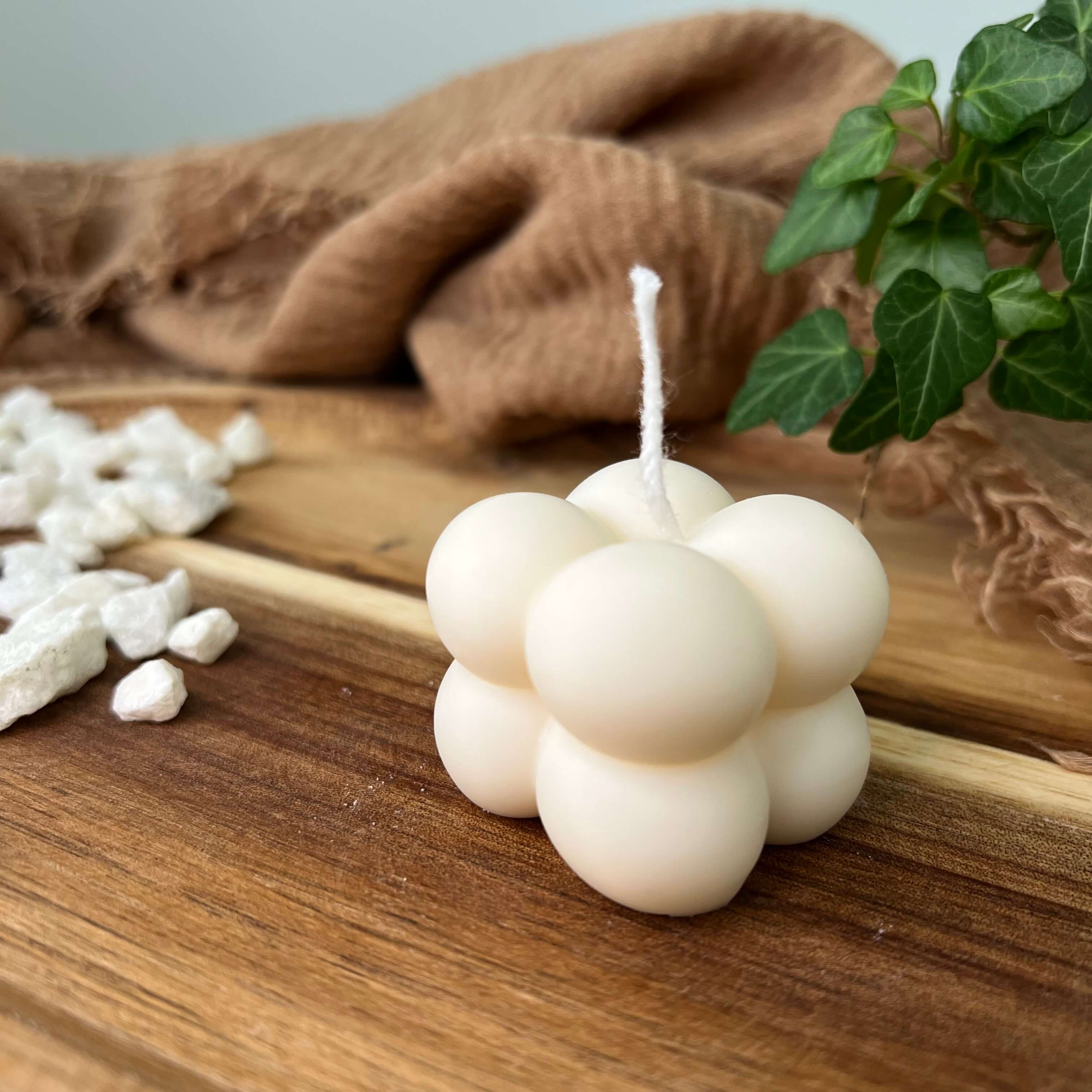 Unsere Bubbly Galactic Illumination Kerze in mini. Sie ist die perfekte Osterkerze, Weihnachtskerze, Verlobungskerze oder Hochzeitskerze. Diese Bubble Kerze ist individuell und wunderschön. Auch perfekt als Deko geeignet.