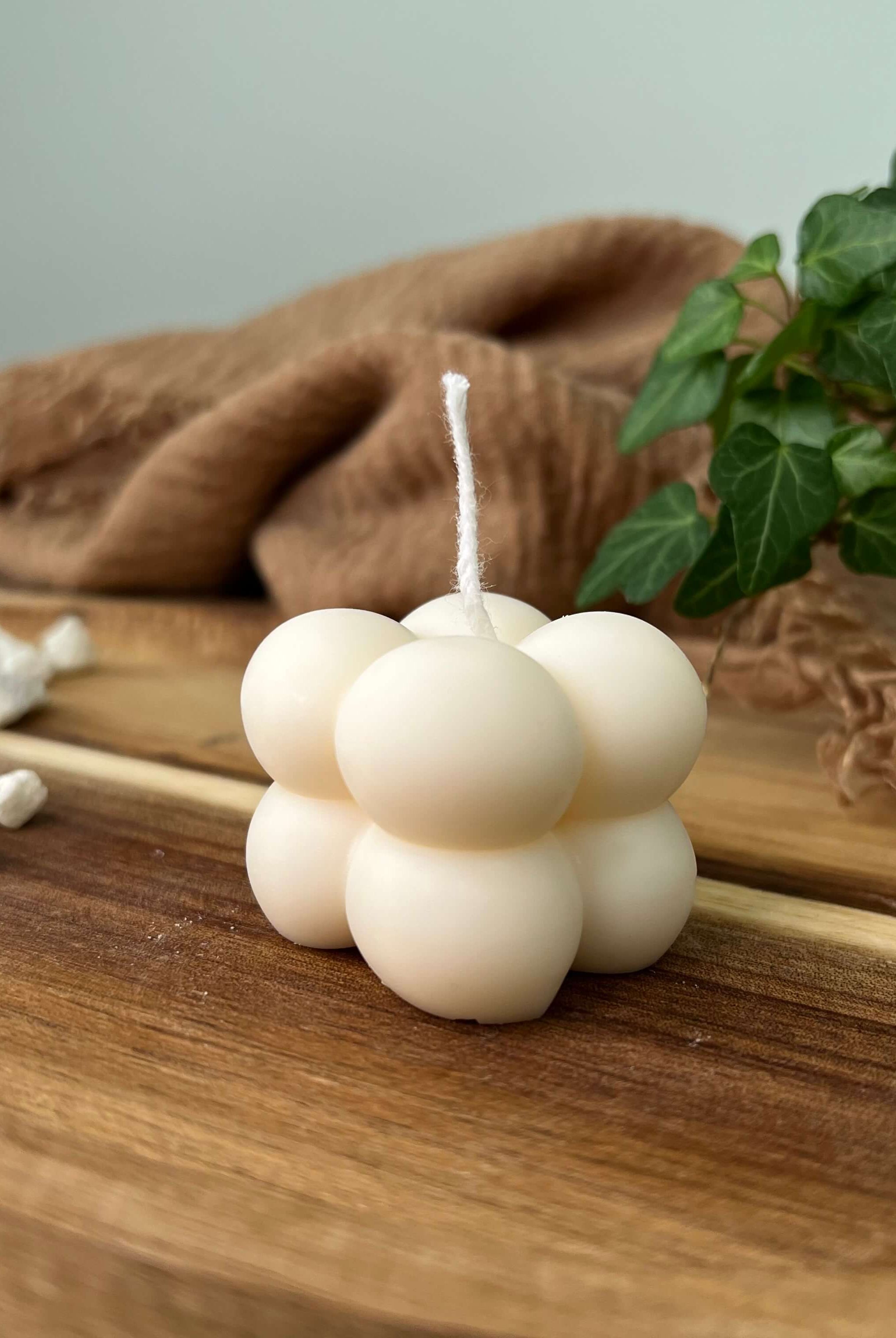 Dargestellt ist hier die Bubbly Galactic Illumination Kerze in mini. Sie ist perfekt als Geschenk für besondere Anlässe geeignet. Auch als Weihnachtsgeschenk, Ostergeschenk oder Gastgeschenk dank ihrer kompakten Größe.