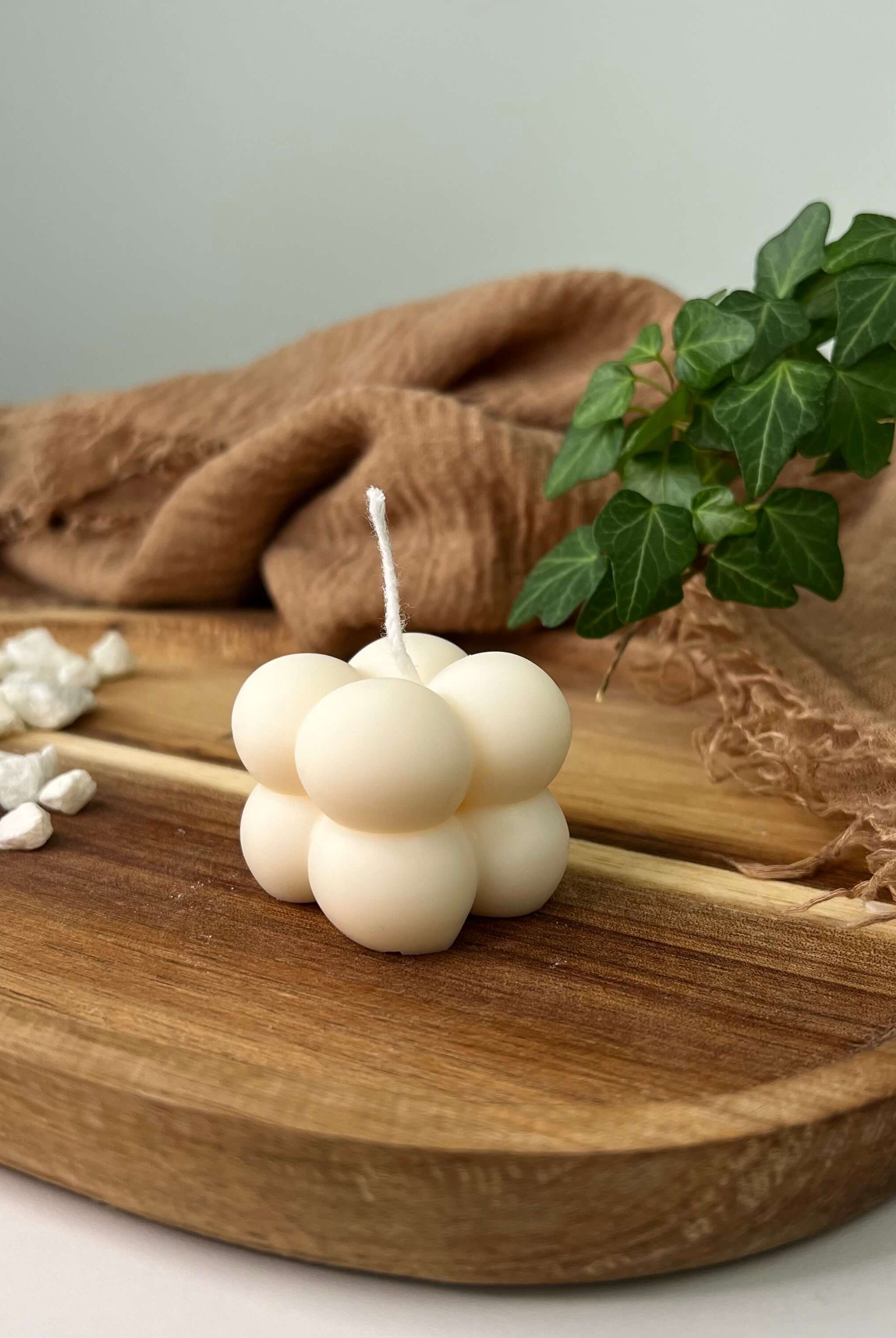 Hier sieht man unsere Bubbly Galactic Illumination Kerze in mini. Sie ist perfekt als Dekoration geeignet mit ihrem Bubble Design. Diese Bubble Kerze sieht elegant und ästhetisch aus. Außerdem ist sie stilvoll und einzigartig.