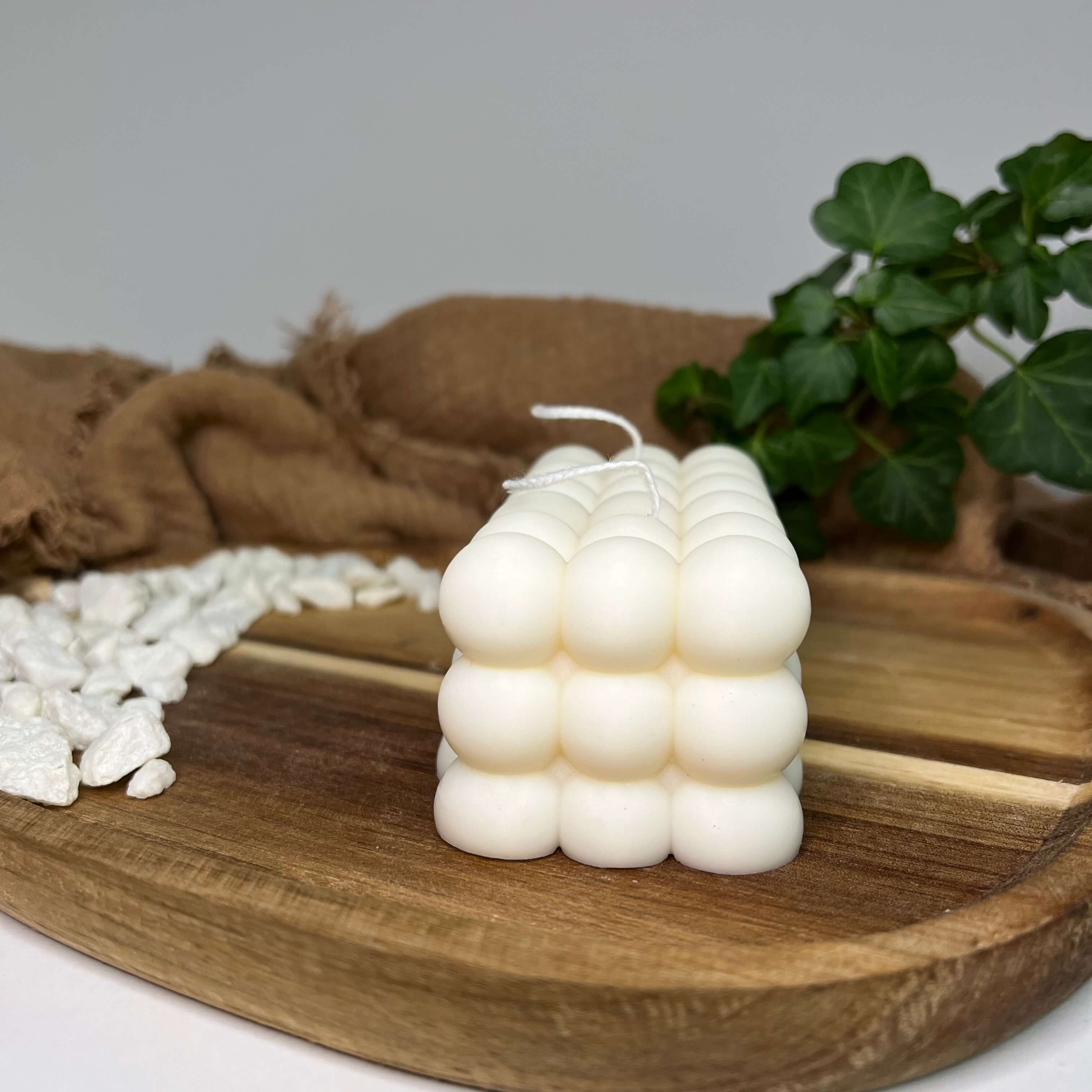 Hier sieht man die Bubbly Galactic Illumination Kerze in lang. Diese Bubble Kerze ist in mehreren Düften erhältlich. Die Düfte riechen gut, angenehm und entspannend. Perfekt für gemütliche Tage.