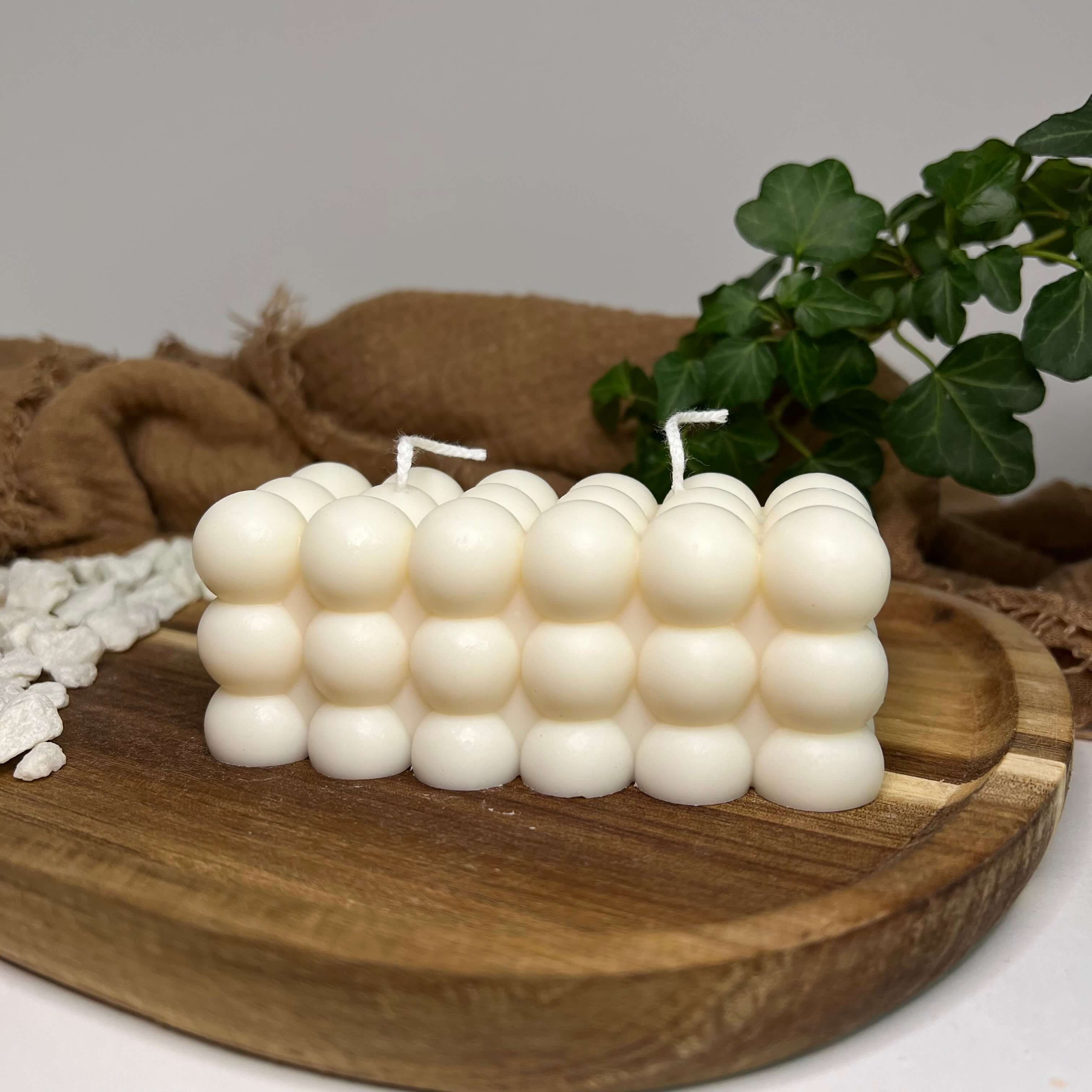 Dargestellt ist hier die Bubbly Galactic Illumination Kerze in lang. Sie ist perfekt als Geschenk für besondere Anlässe geeignet. Auch als Weihnachtsgeschenk, Ostergeschenk oder Gastgeschenk dank ihrer kompakten Größe.