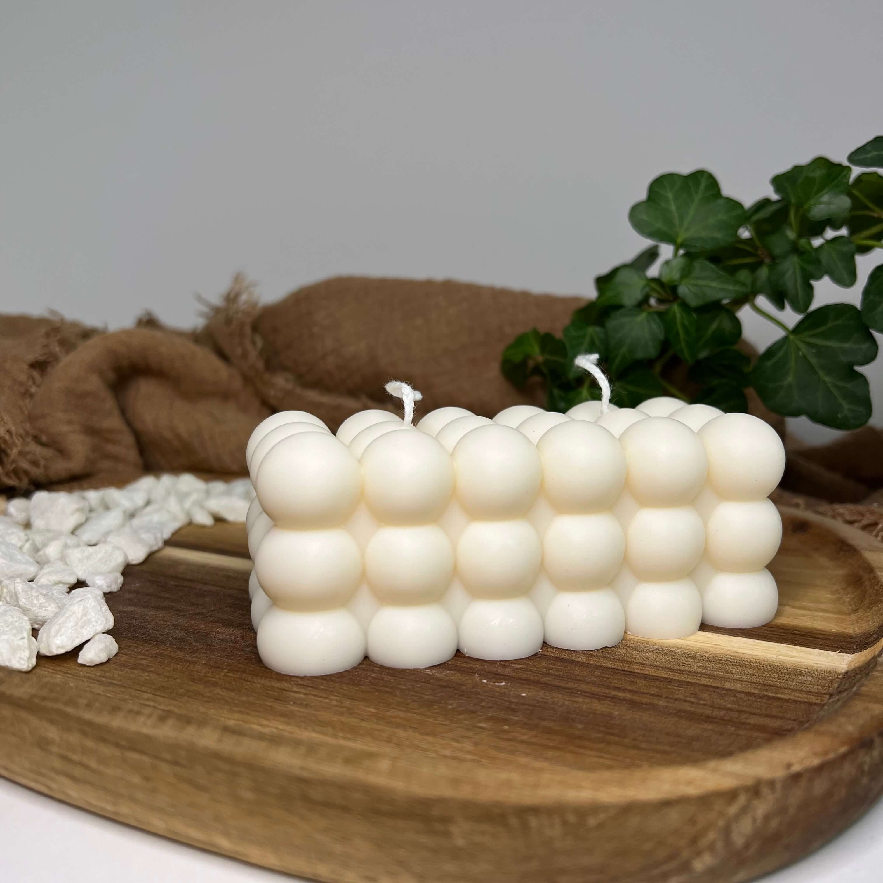 Hier sieht man unsere Bubbly Galactic Illumination Kerze in lang. Sie ist perfekt als Dekoration geeignet mit ihrem Bubble Design. Diese Bubble Kerze sieht elegant und ästhetisch aus. Außerdem ist sie stilvoll und einzigartig.