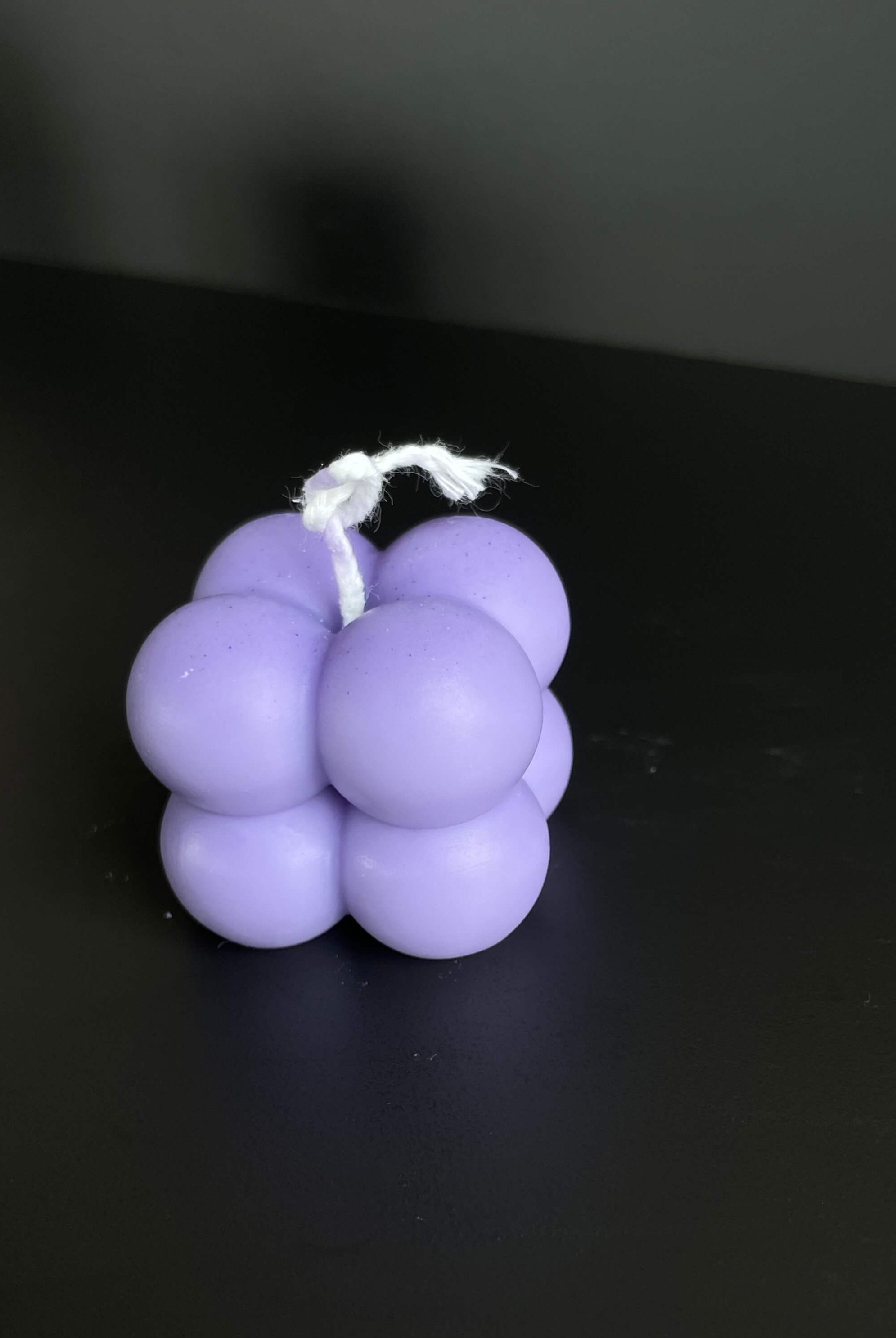 Dargestellt ist hier die Bubbly Galactic Illumination Kerze in mini. Sie ist perfekt als Geschenk für besondere Anlässe geeignet. Auch als Weihnachtsgeschenk, Ostergeschenk oder Gastgeschenk dank ihrer kompakten Größe. In Lila.