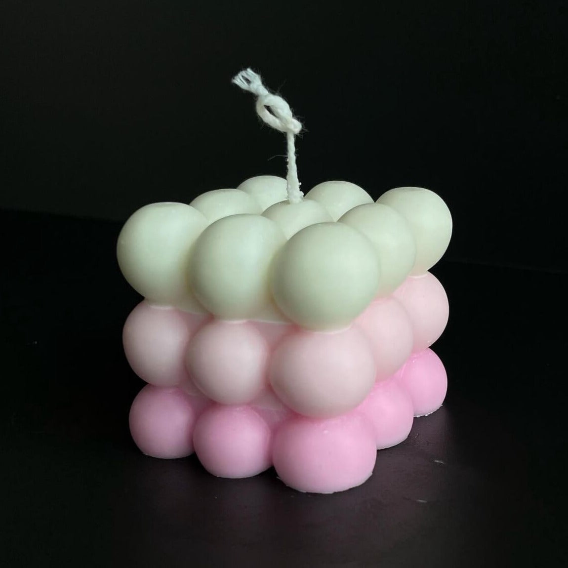 Auf diesem Bild sieht man unsere Bubbly Galactic Illumination Kerze in mittel. Sie ist handgemacht aus Sojawachs. Diese Bubble Kerze ist umweltfreundlich und nachhaltig. In der Farbe Pastell.