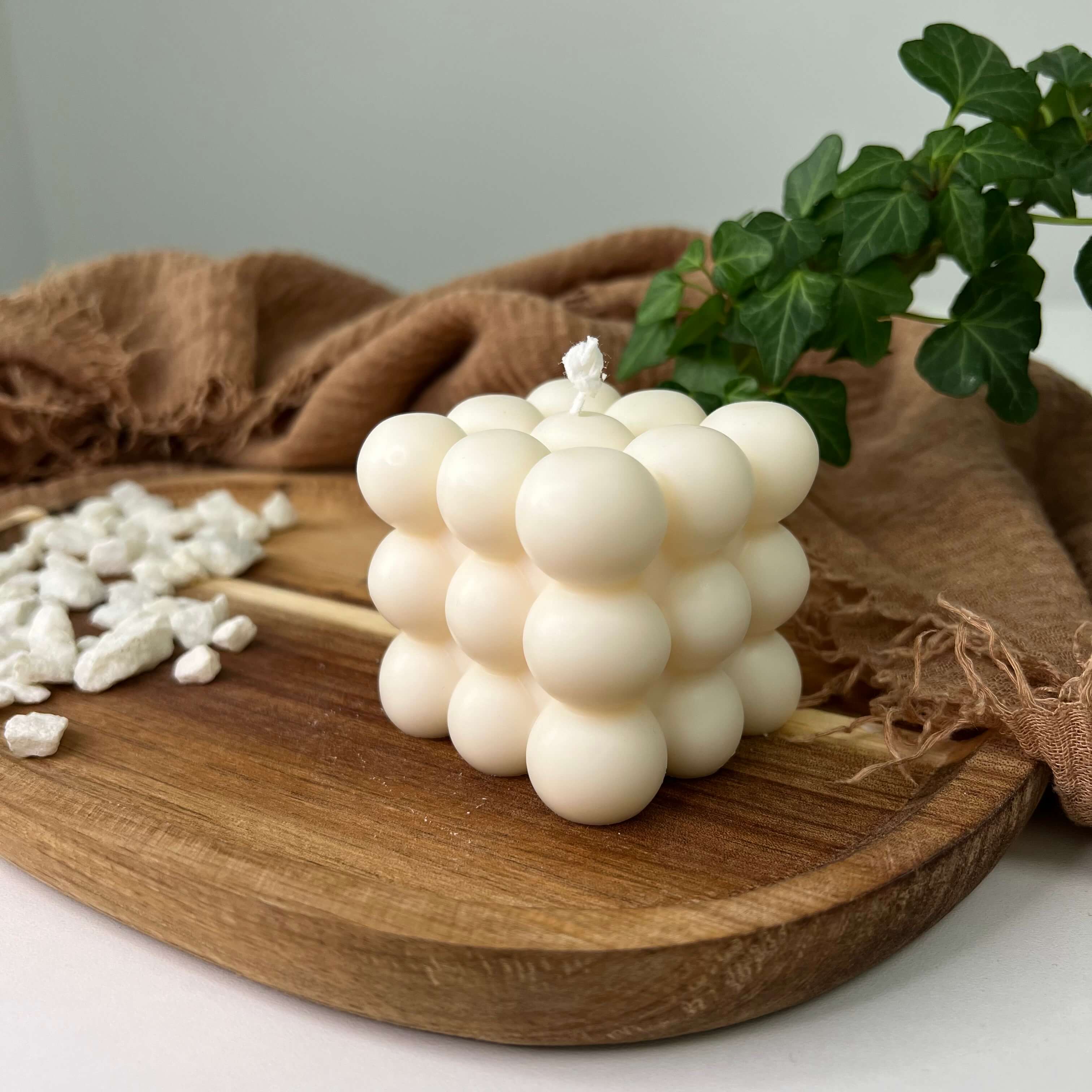 Hier sieht man die Bubbly Galactic Illumination Kerze in mittel. Diese Bubble Kerze ist in mehreren Düften erhältlich. Die Düfte riechen gut, angenehm und entspannend. Perfekt für gemütliche Tage.