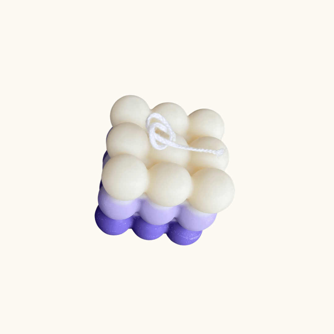 Auf diesem Bild sieht man unsere Bubbly Galactic Illumination Kerze in mittel. Sie ist handgemacht aus Sojawachs. Diese Bubble Kerze ist umweltfreundlich und nachhaltig. In der Farbe Lilienzauber.