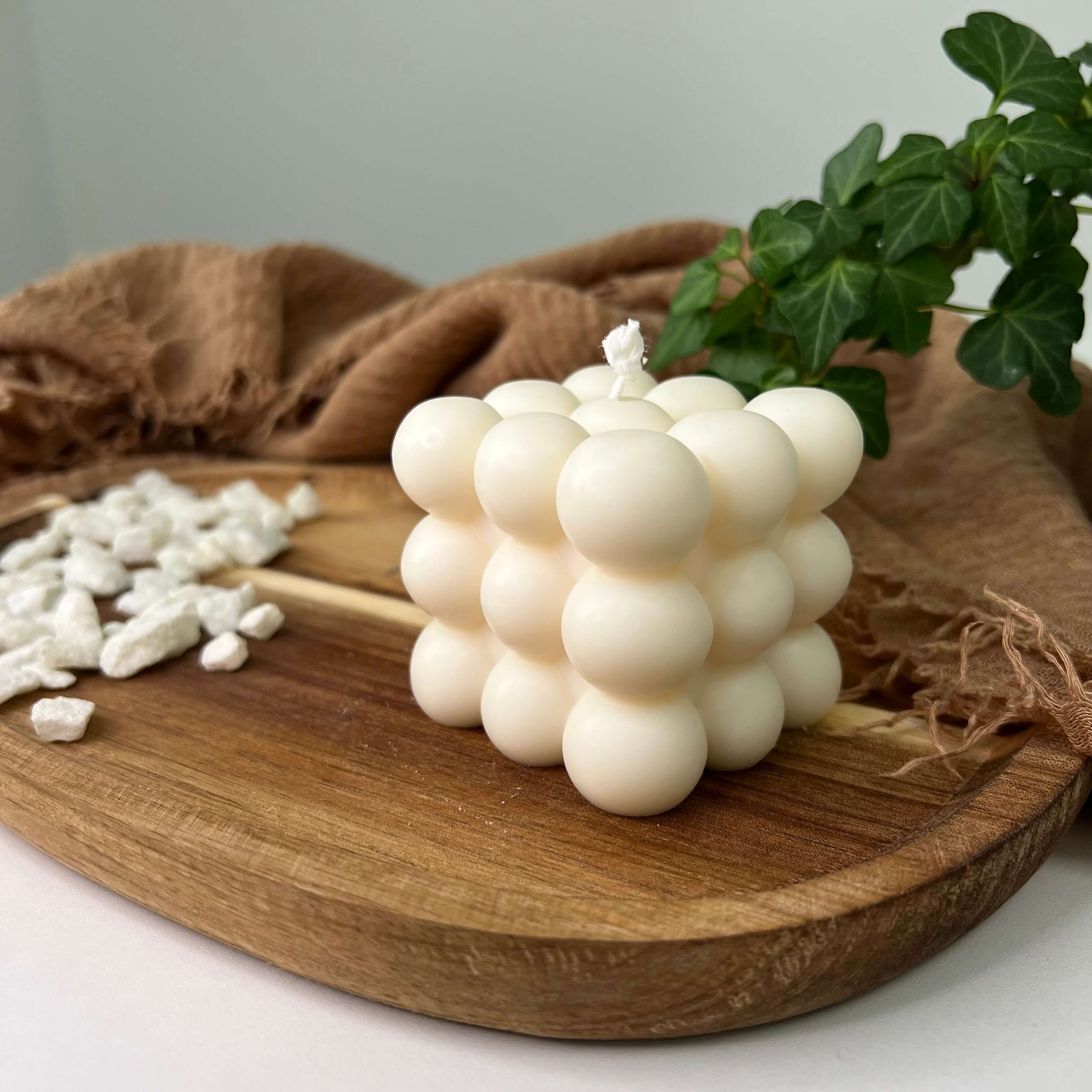 Dargestellt ist hier die Bubbly Galactic Illumination Kerze in mittel. Sie ist perfekt als Geschenk für besondere Anlässe geeignet. Auch als Weihnachtsgeschenk, Ostergeschenk oder Gastgeschenk dank ihrer kompakten Größe.