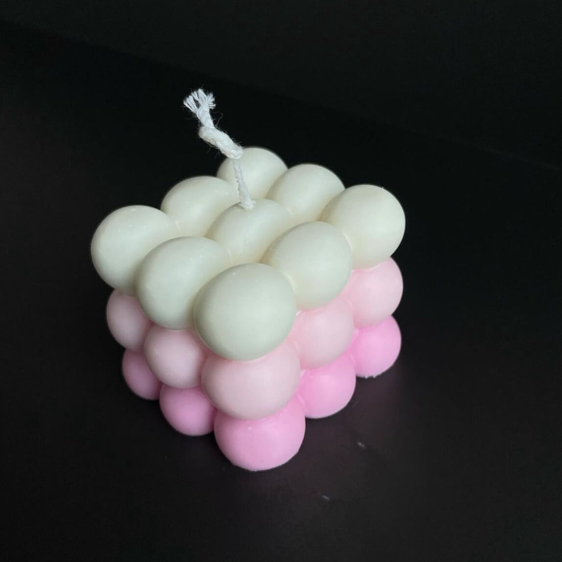 Unsere Bubbly Galactic Illumination Kerze in mittel. Sie ist die perfekte Osterkerze, Weihnachtskerze, Verlobungskerze oder Hochzeitskerze. Diese Bubble Kerze ist individuell und wunderschön. Auch perfekt als Deko geeignet. In der Farbe Pastell.