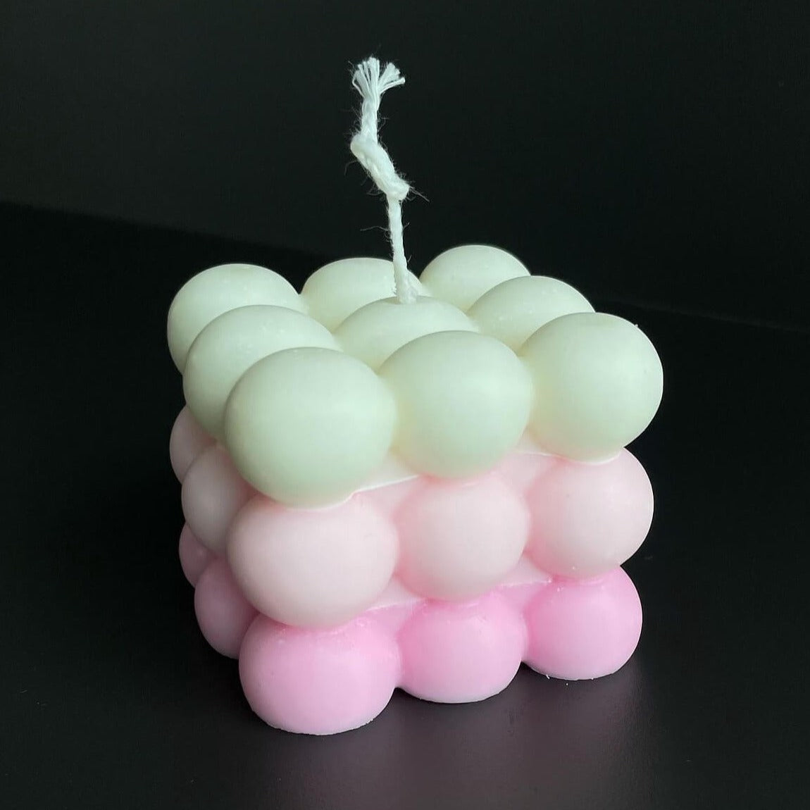 Hier sieht man unsere Bubbly Galactic Illumination Kerze in mittel. Sie ist perfekt als Dekoration geeignet mit ihrem Bubble Design. Diese Bubble Kerze sieht elegant und ästhetisch aus. Außerdem ist sie stilvoll und einzigartig. In der Farbe Pastell.