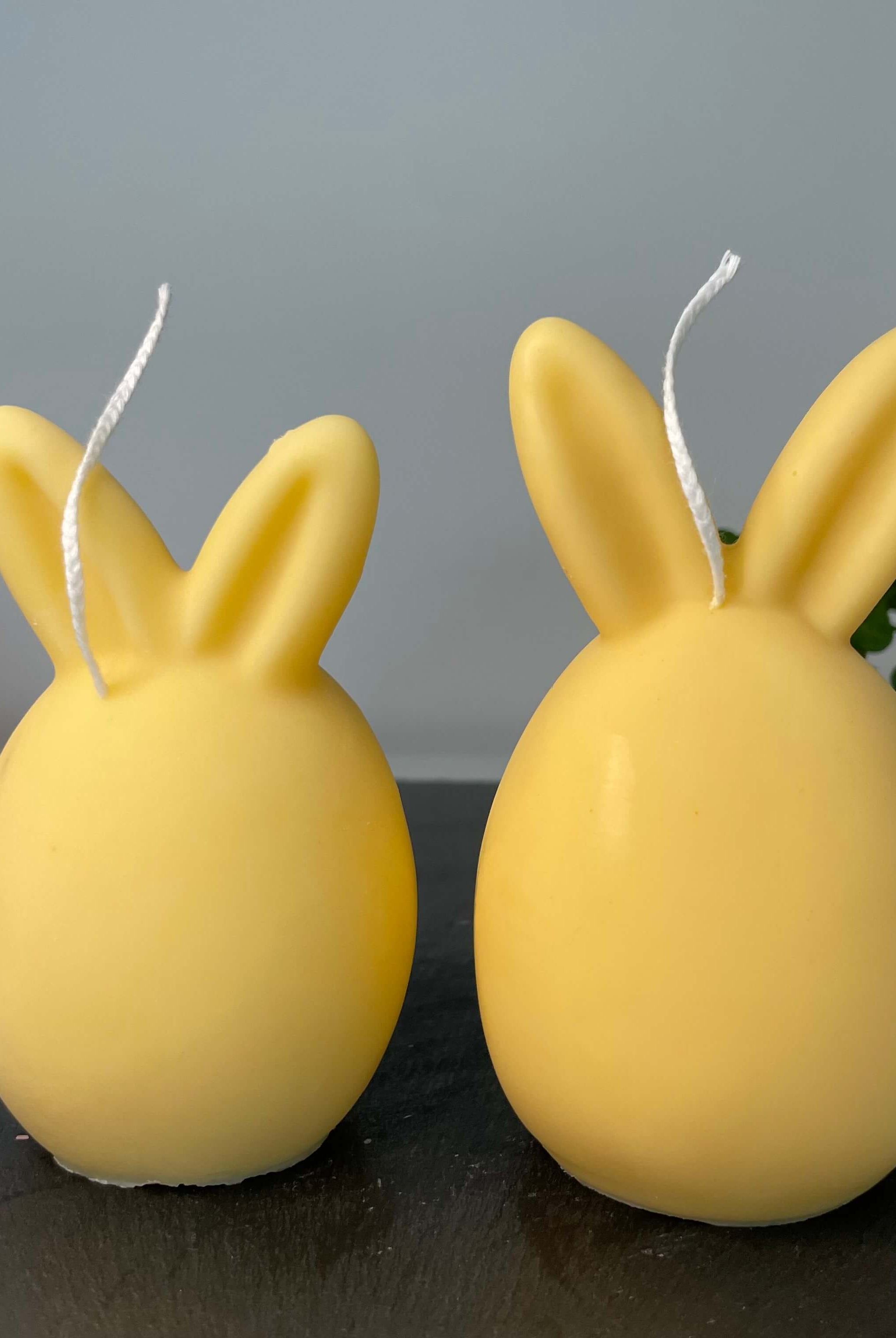 Auf diesem Bild sieht man unsere Bunny Breeze Easter Egg Kerzen. Sie sind handgemacht aus nachhaltigem Sojawachs. Außerdem sind sie vegan, bio und umweltfreundlich. In Gelb.